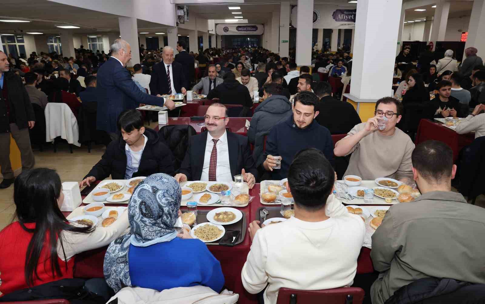 Rektör Hacımüftüoğlu öğrencilerle iftar sofrasında buluştu

