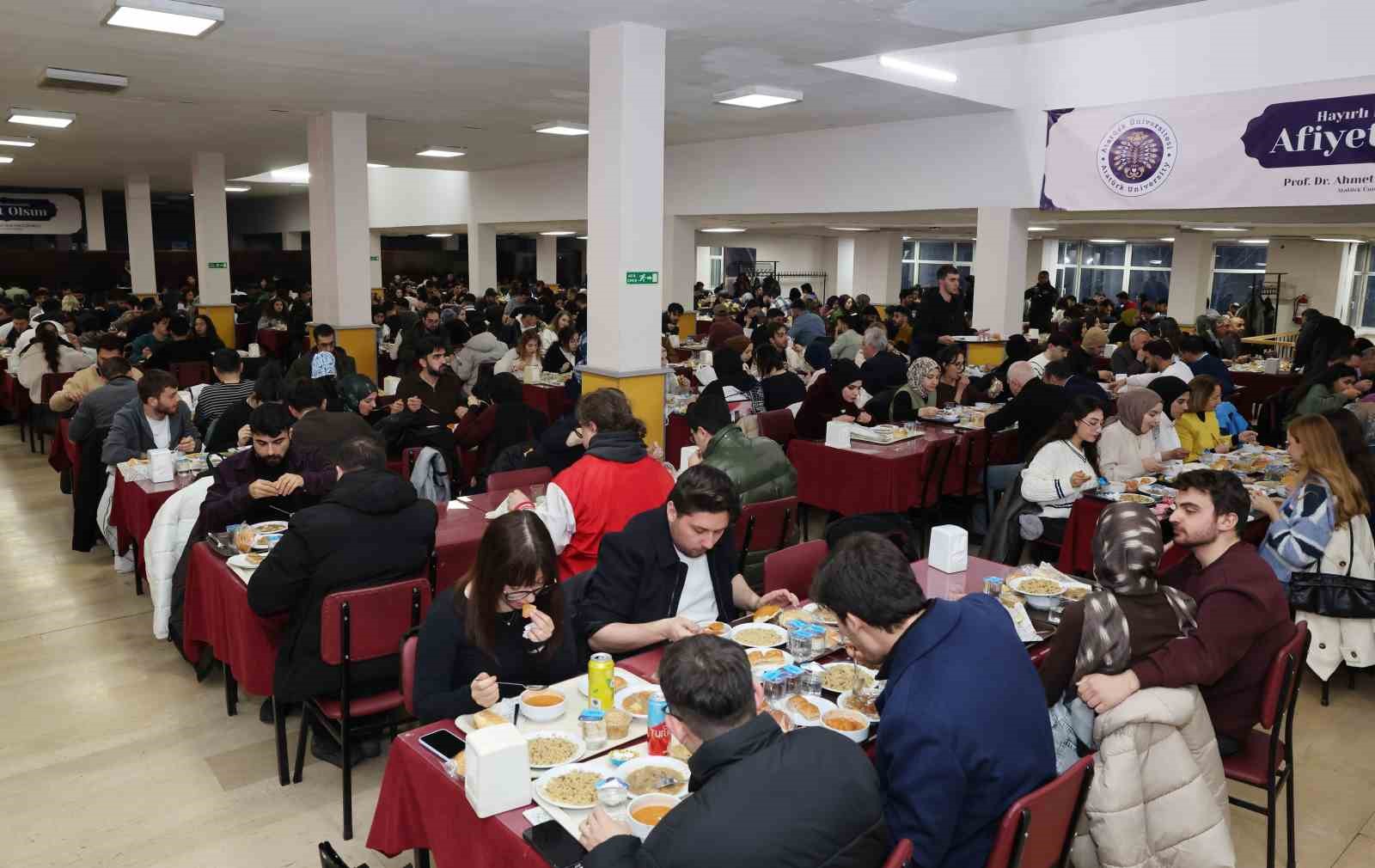 Rektör Hacımüftüoğlu öğrencilerle iftar sofrasında buluştu
