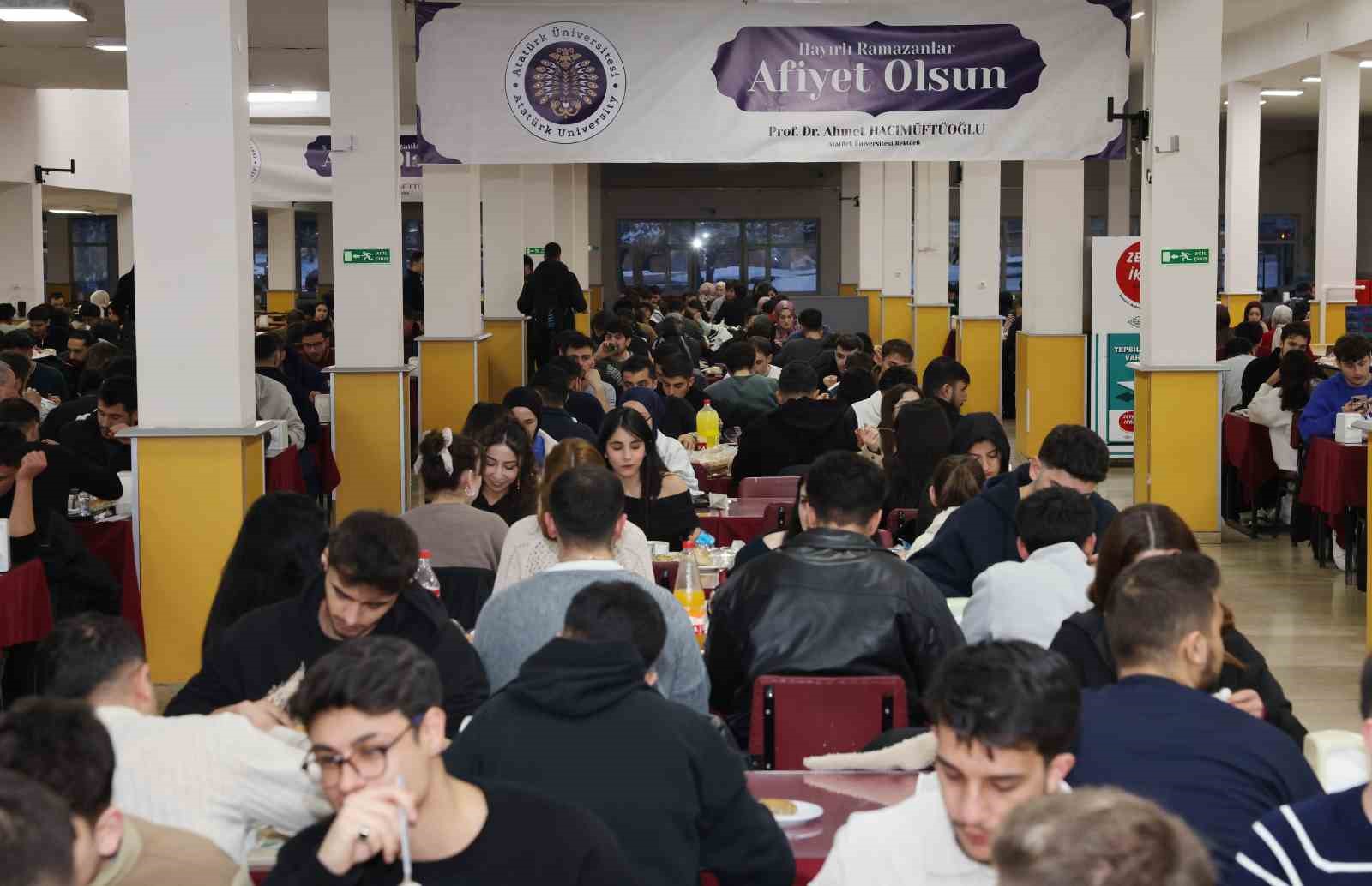 Rektör Hacımüftüoğlu öğrencilerle iftar sofrasında buluştu
