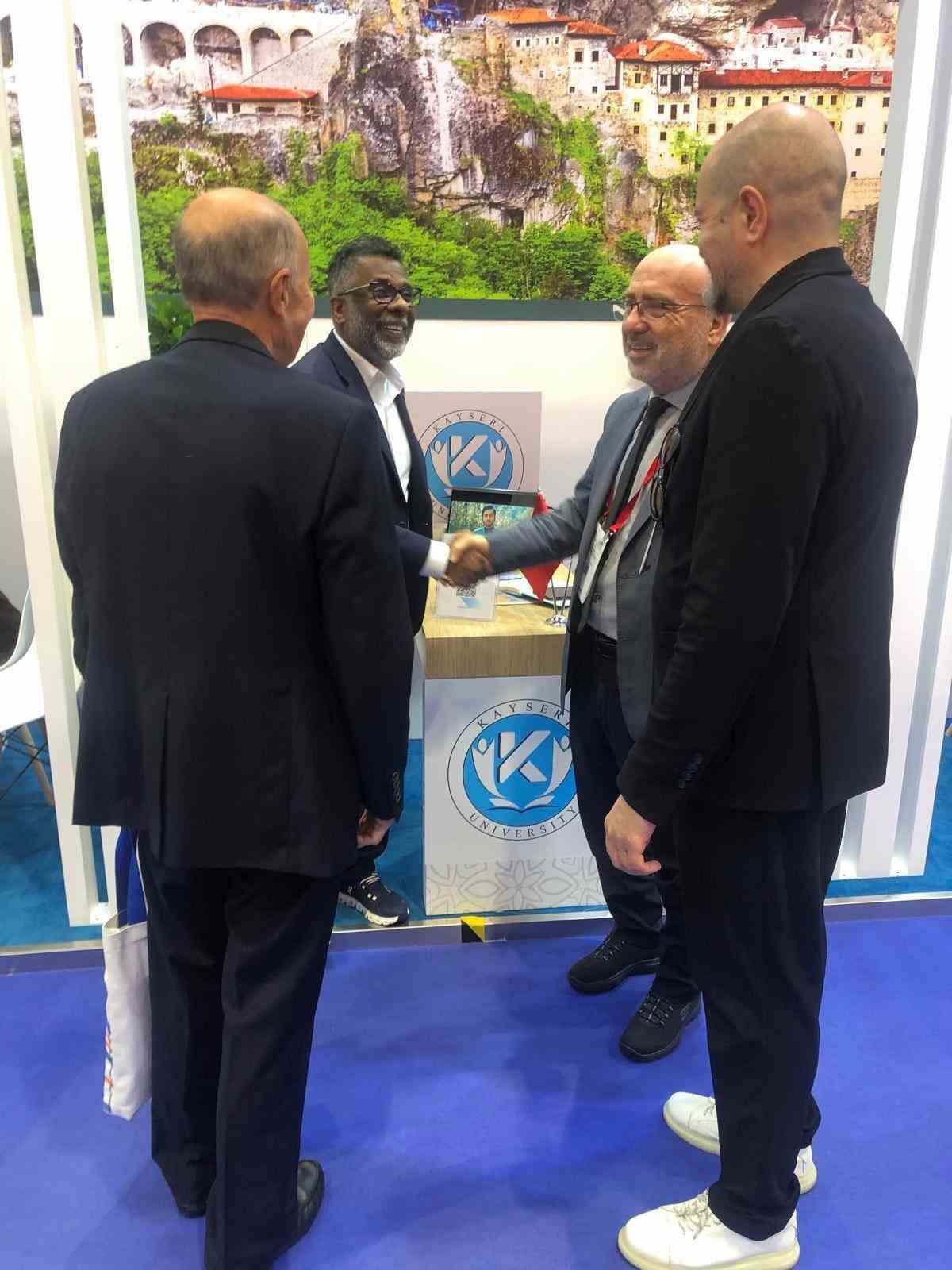 Rektör Karamustafa, Hong Kong’da APAIE Uluslararası Etkinliği’ne katıldı
