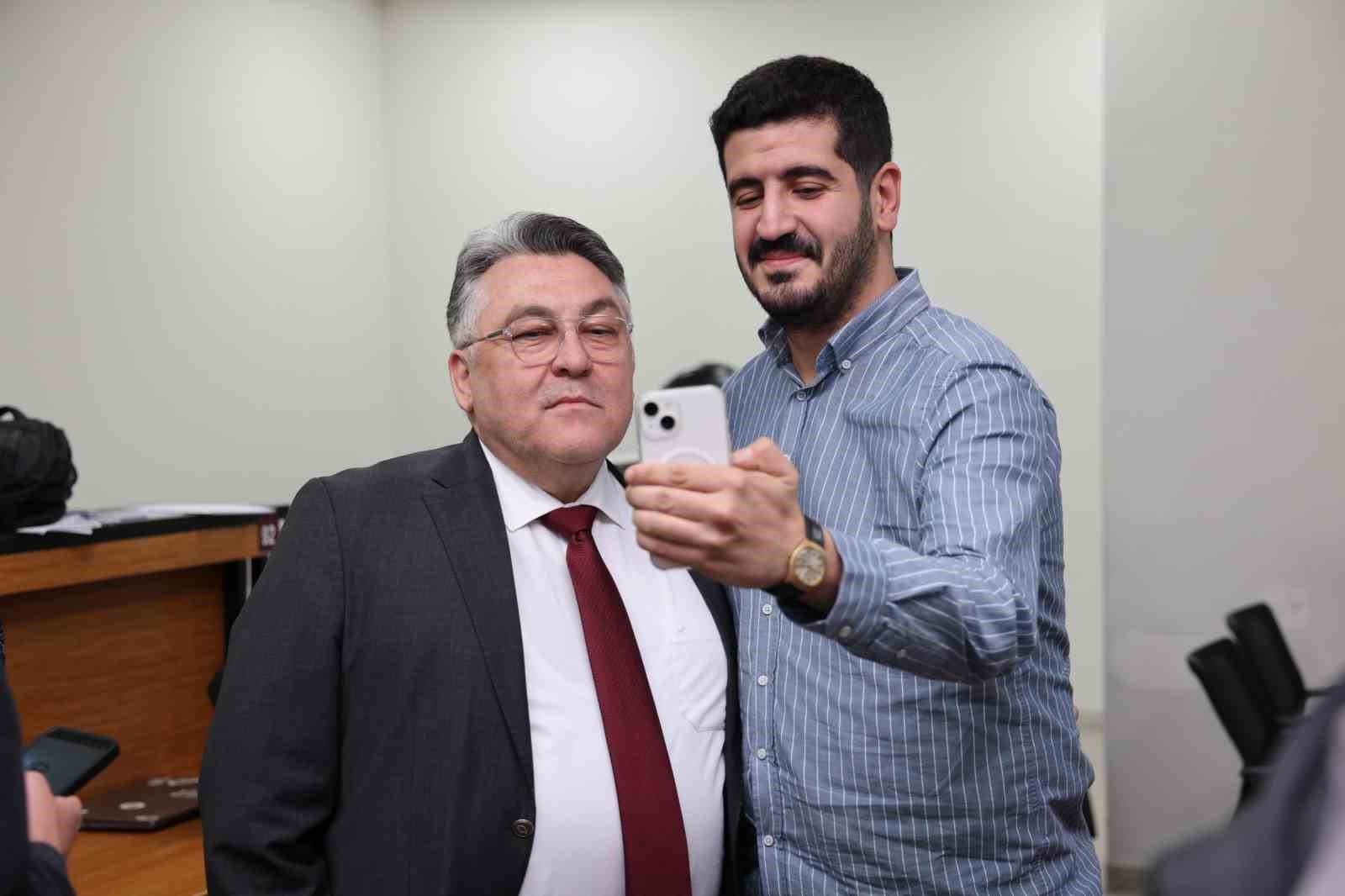 Rektör Özölçer’den final haftasında öğrencilere moral ziyareti
Rektör Özölçer’den final haftasında öğrencilere moral ziyareti