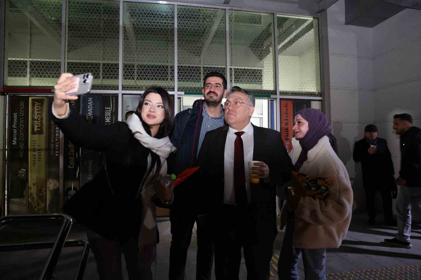 Rektör Özölçer’den final haftasında öğrencilere moral ziyareti
Rektör Özölçer’den final haftasında öğrencilere moral ziyareti