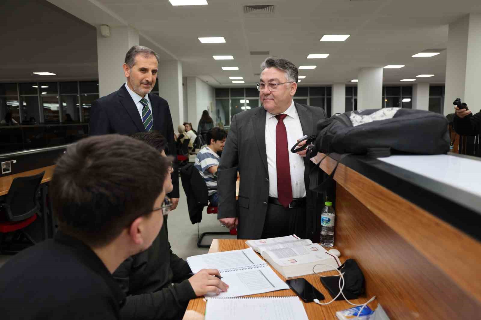 Rektör Özölçer’den final haftasında öğrencilere moral ziyareti
Rektör Özölçer’den final haftasında öğrencilere moral ziyareti