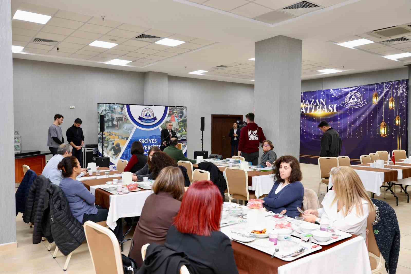 Rektör Prof. Dr. Altun; çeşitli alanlarda ödül alan akademisyenlerle bir araya geldi
