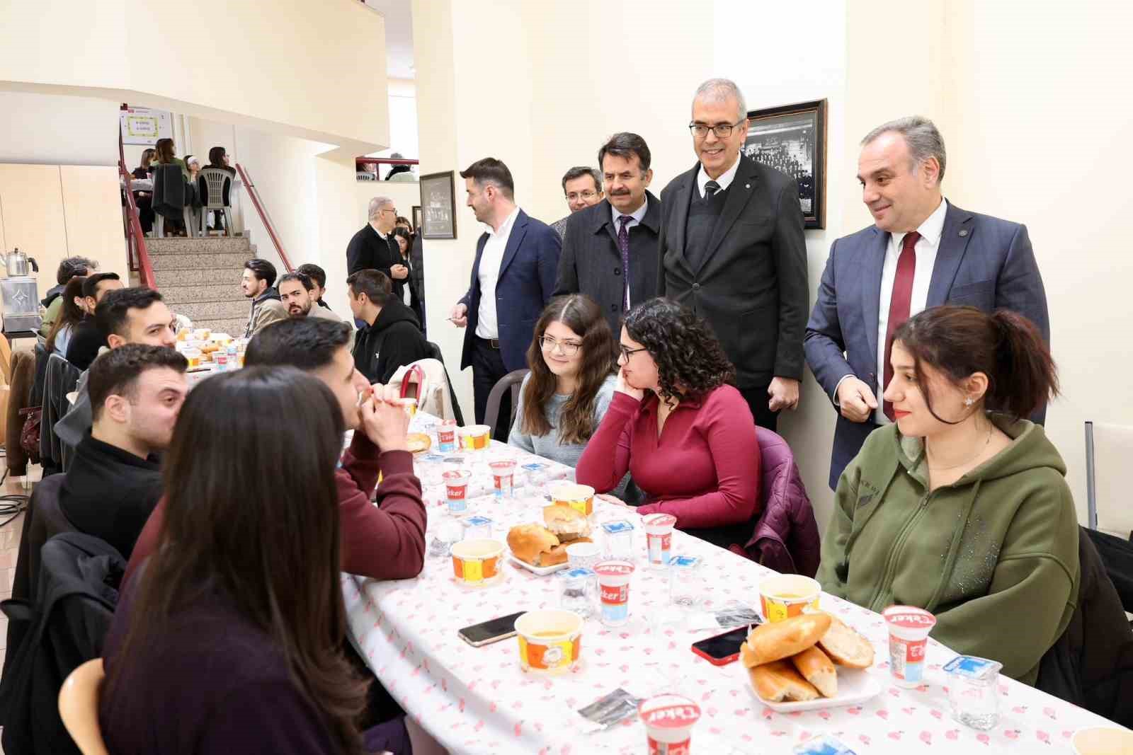 Rektör Prof. Dr. Altun, Eczacılık Fakültesi öğrencileri ile iftar yaptı
