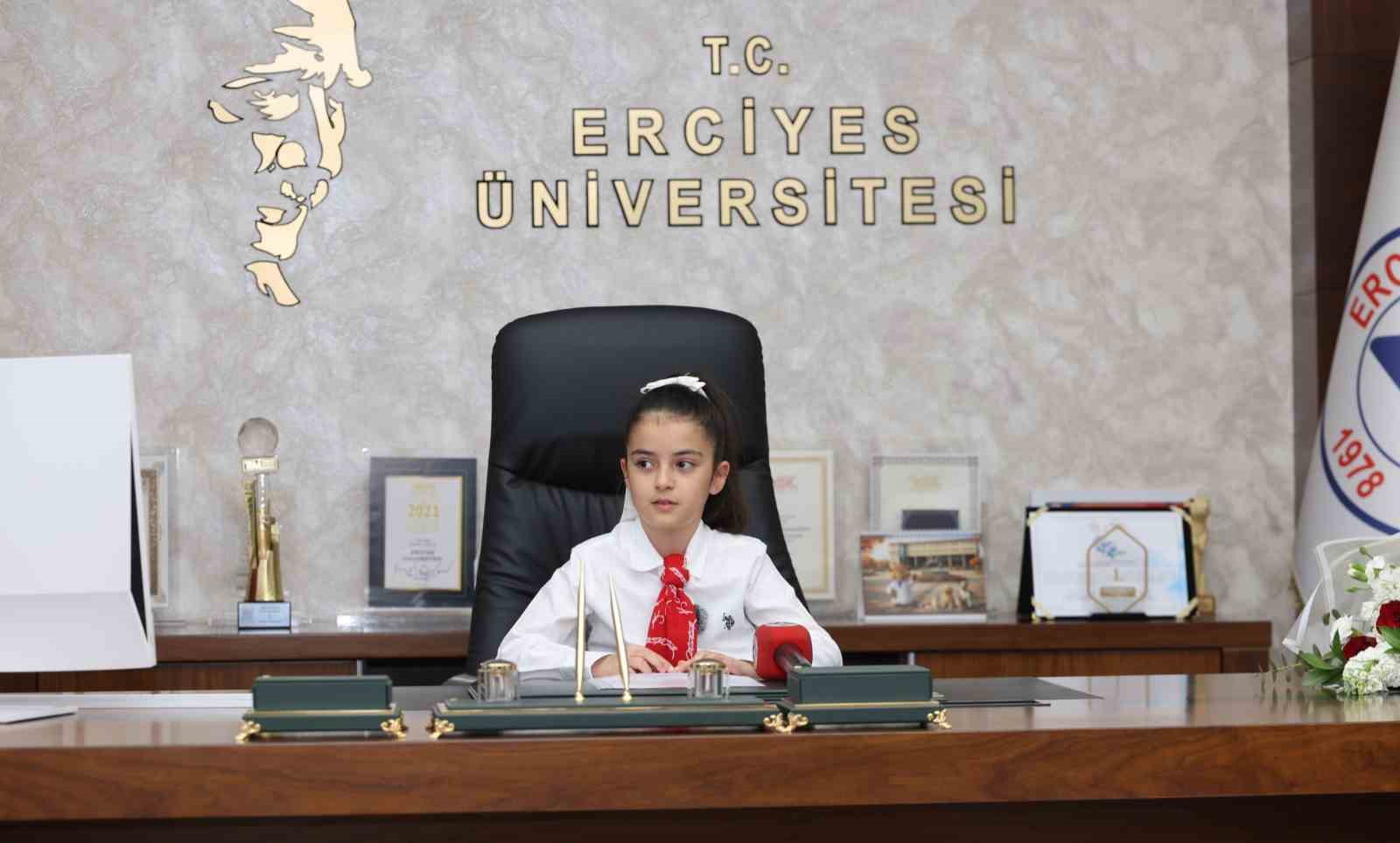 Rektör Prof. Dr. Altun, koltuğunu Minik Emine Defne’ye devretti
