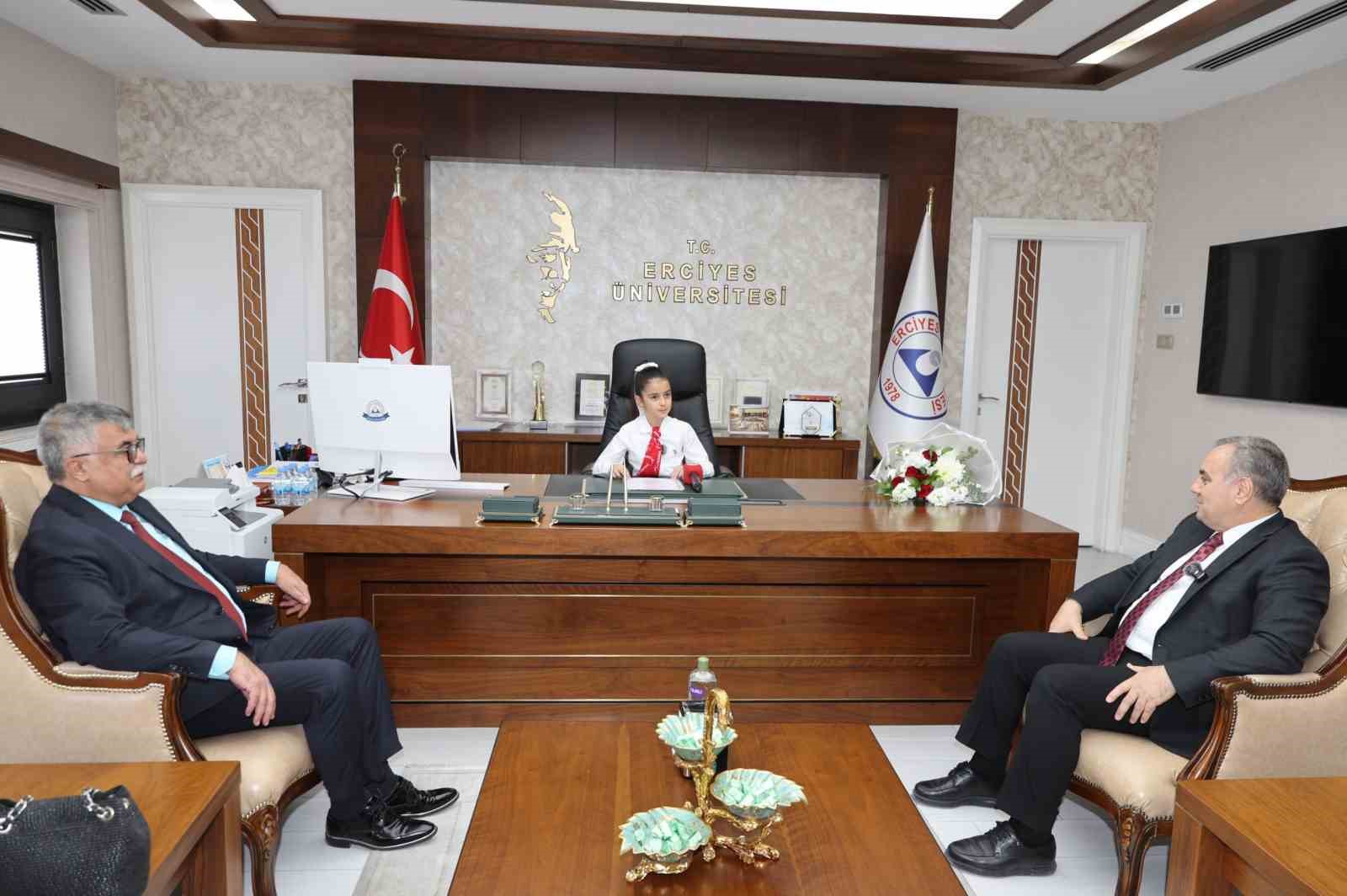 Rektör Prof. Dr. Altun, koltuğunu Minik Emine Defne’ye devretti
