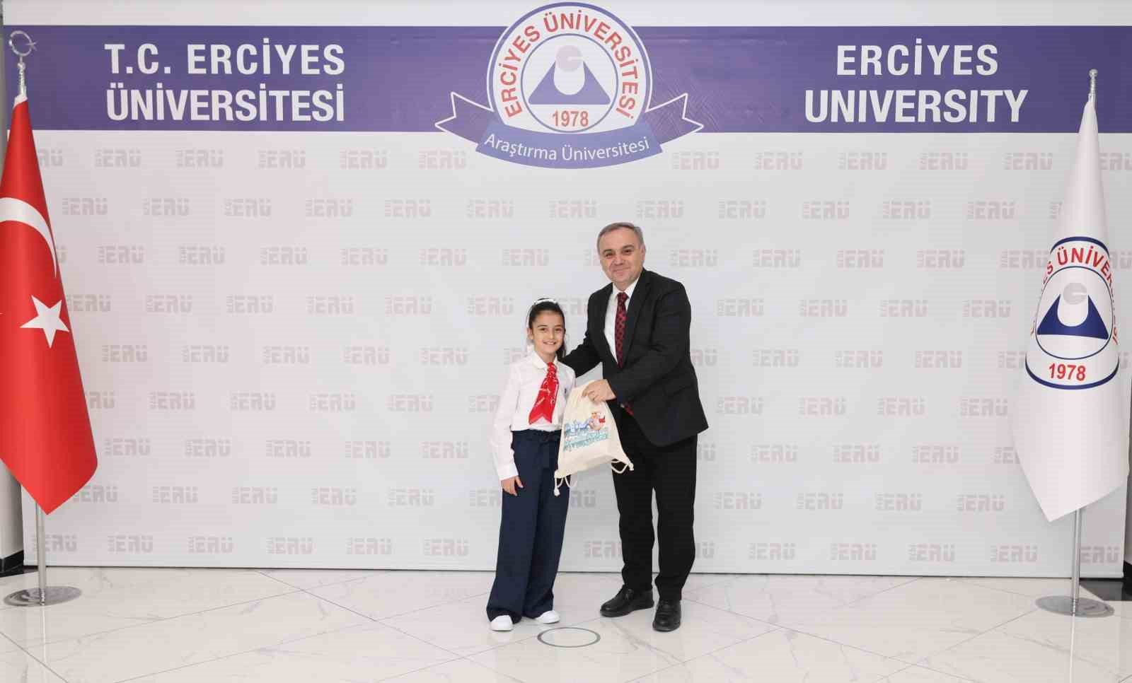 Rektör Prof. Dr. Altun, koltuğunu Minik Emine Defne’ye devretti
