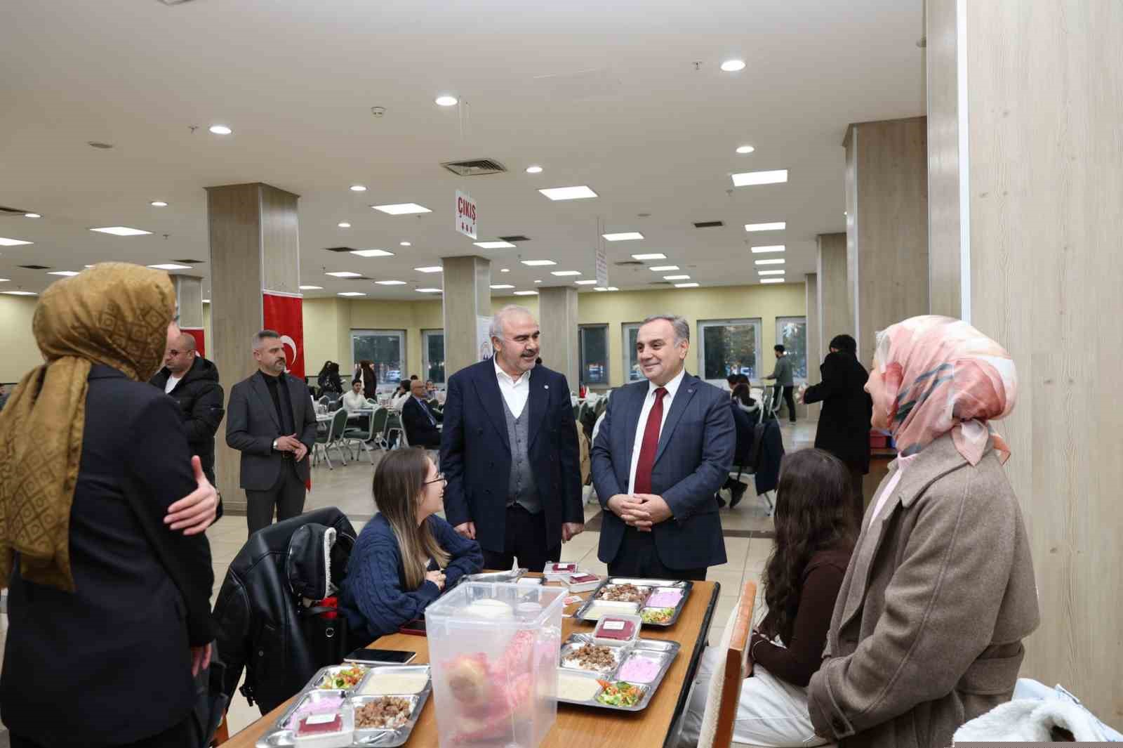 Rektör Prof. Dr. Altun, öğrenciler ile iftar yaptı
