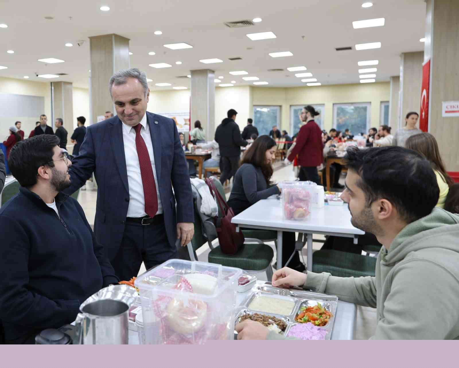 Rektör Prof. Dr. Altun, öğrenciler ile iftar yaptı
