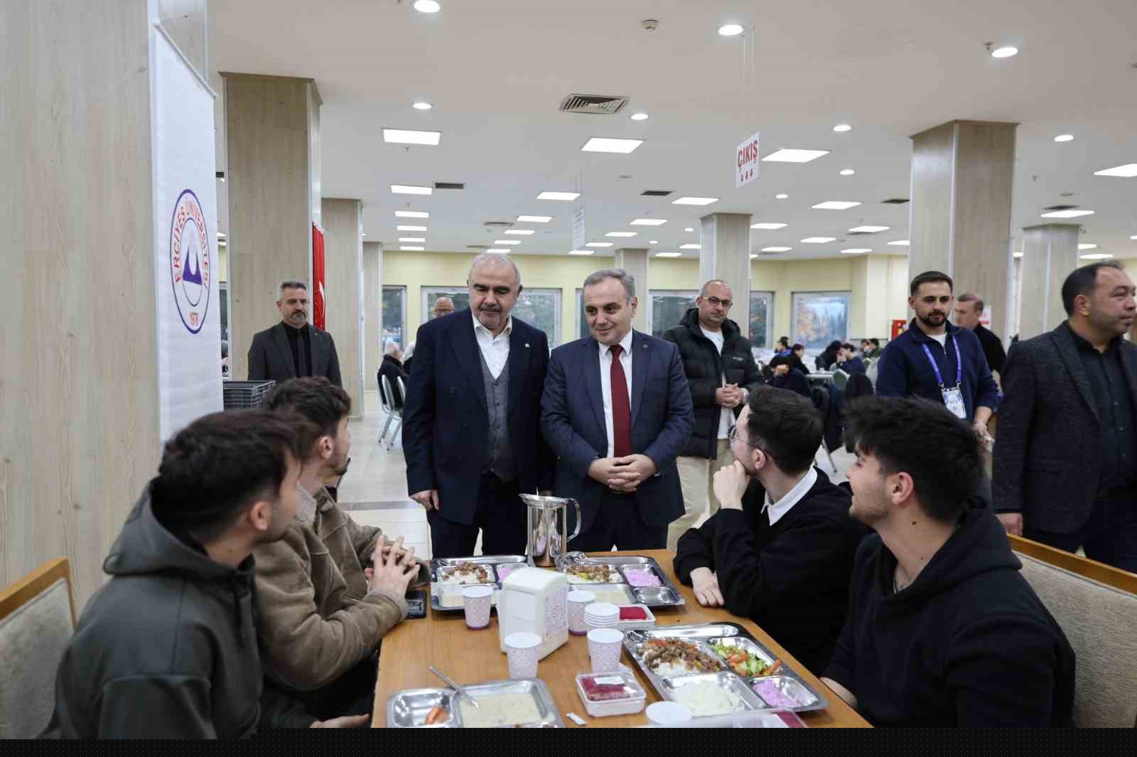 Rektör Prof. Dr. Altun, öğrenciler ile iftar yaptı
