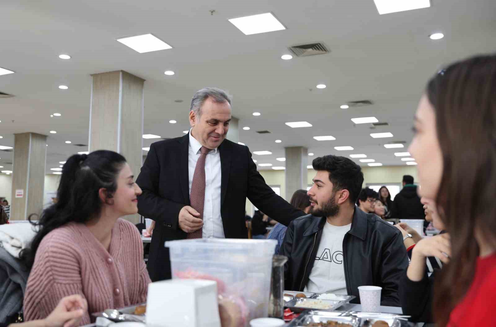 Rektör Prof. Dr. Altun, öğrenciler ile yemek yedi
