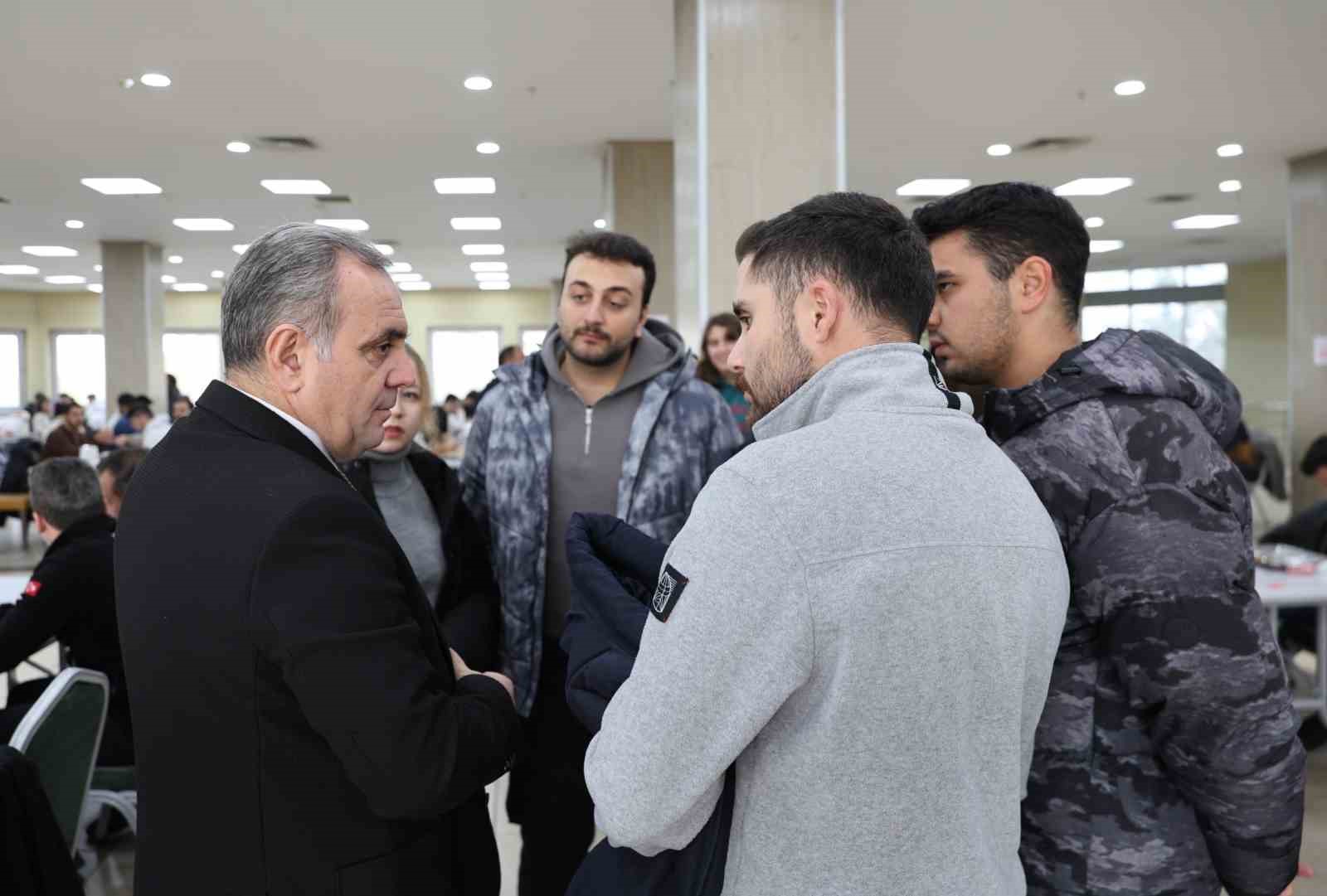 Rektör Prof. Dr. Altun, öğrenciler ile yemek yedi
