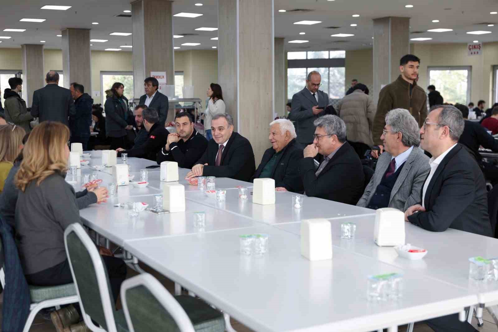 Rektör Prof. Dr. Altun, öğrenciler ile yemek yedi
