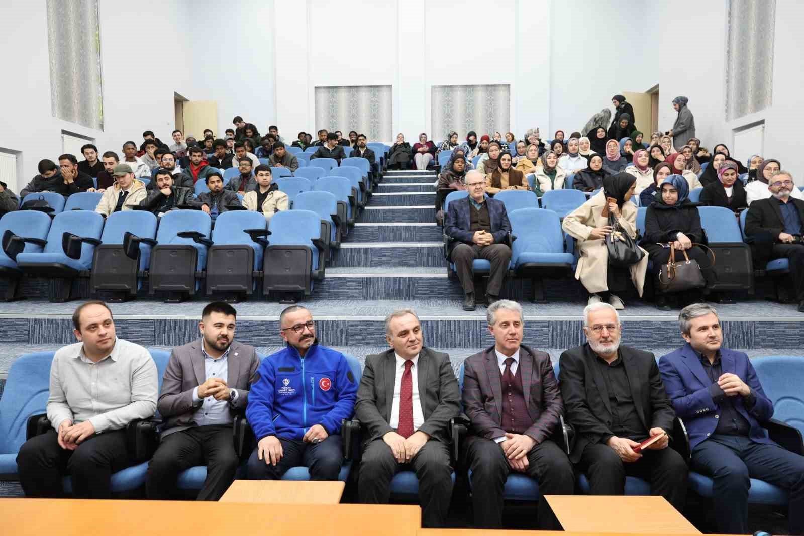 Rektör Prof. Dr. Altun, öğrencilerle kitap tahlili yaptı
