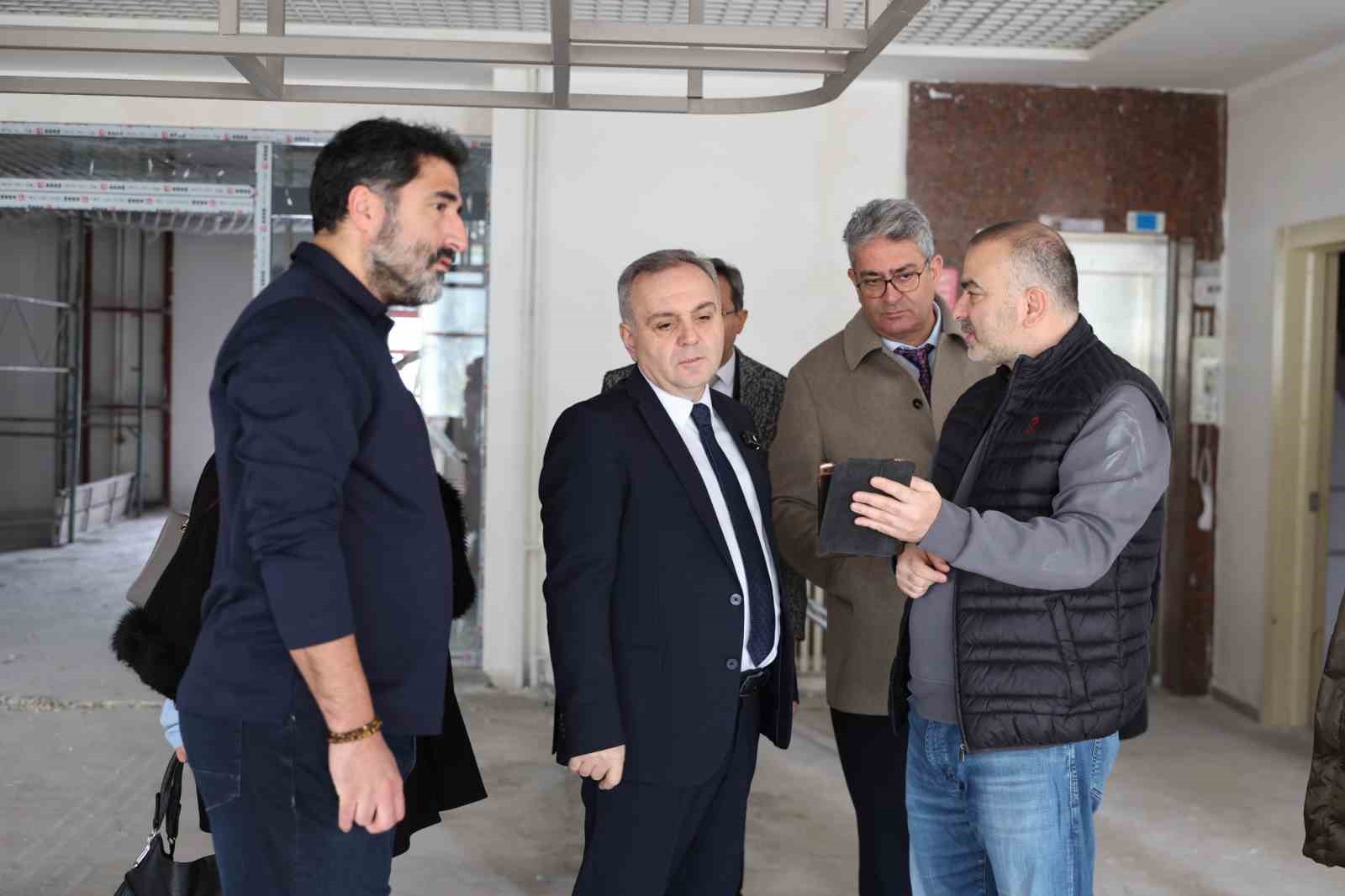 Rektör Prof. Dr. Altun, yenileme çalışması devam eden kütüphane binasını inceledi
