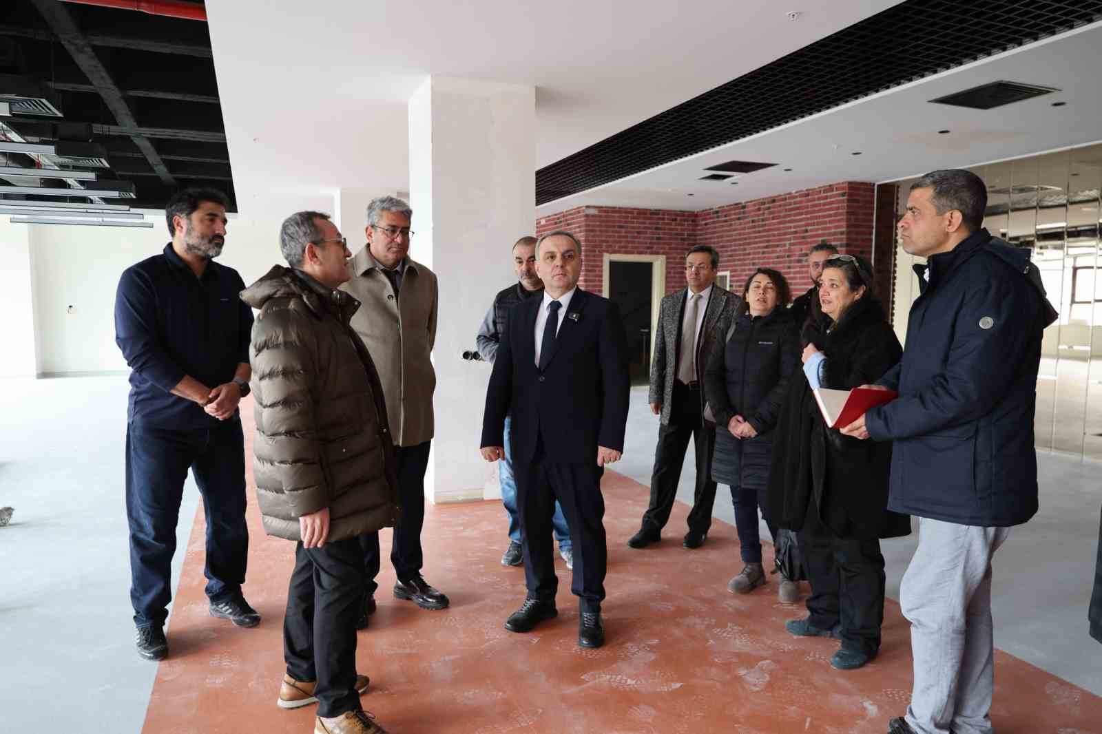 Rektör Prof. Dr. Altun, yenileme çalışması devam eden kütüphane binasını inceledi
