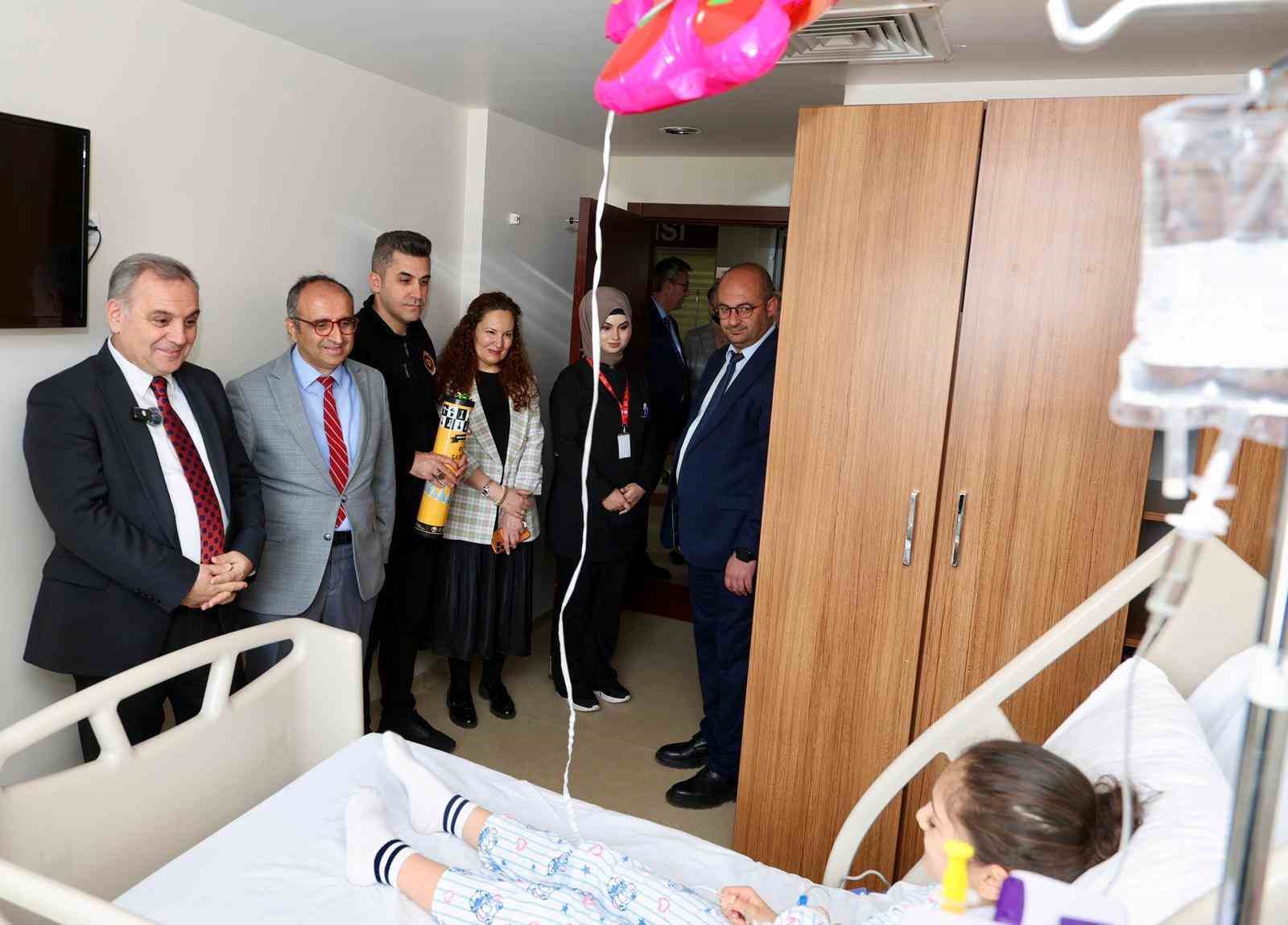 Rektör Prof. Dr. Altun’dan tedavi gören çocuklara 23 Nisan ziyareti
