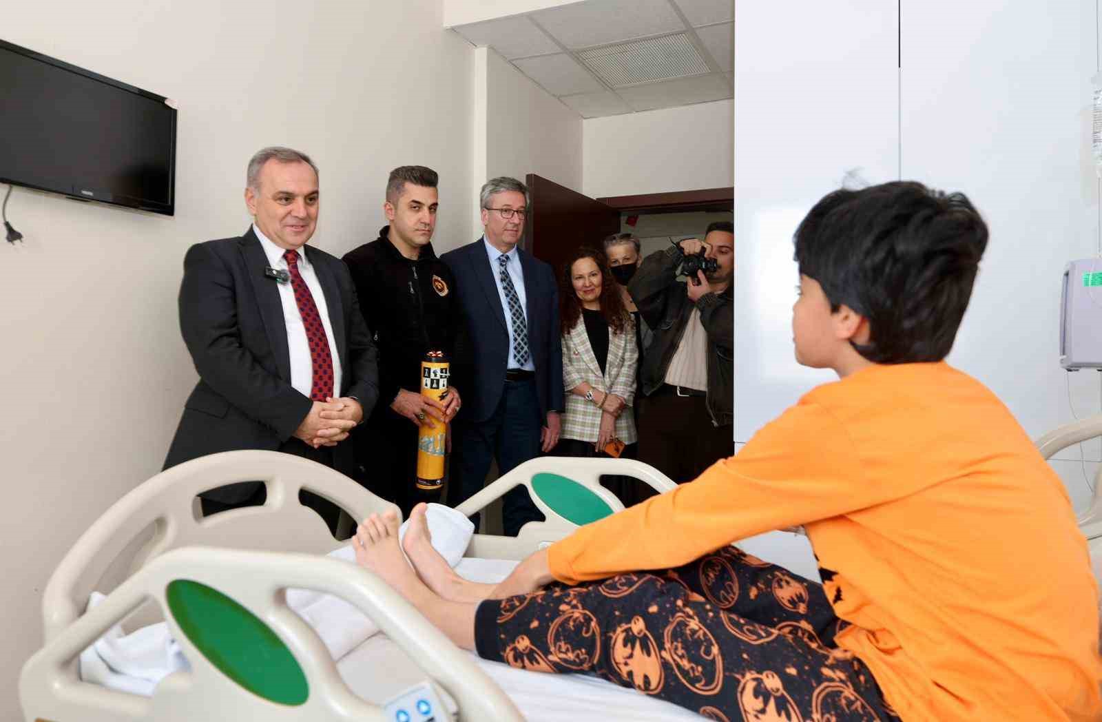 Rektör Prof. Dr. Altun’dan tedavi gören çocuklara 23 Nisan ziyareti
