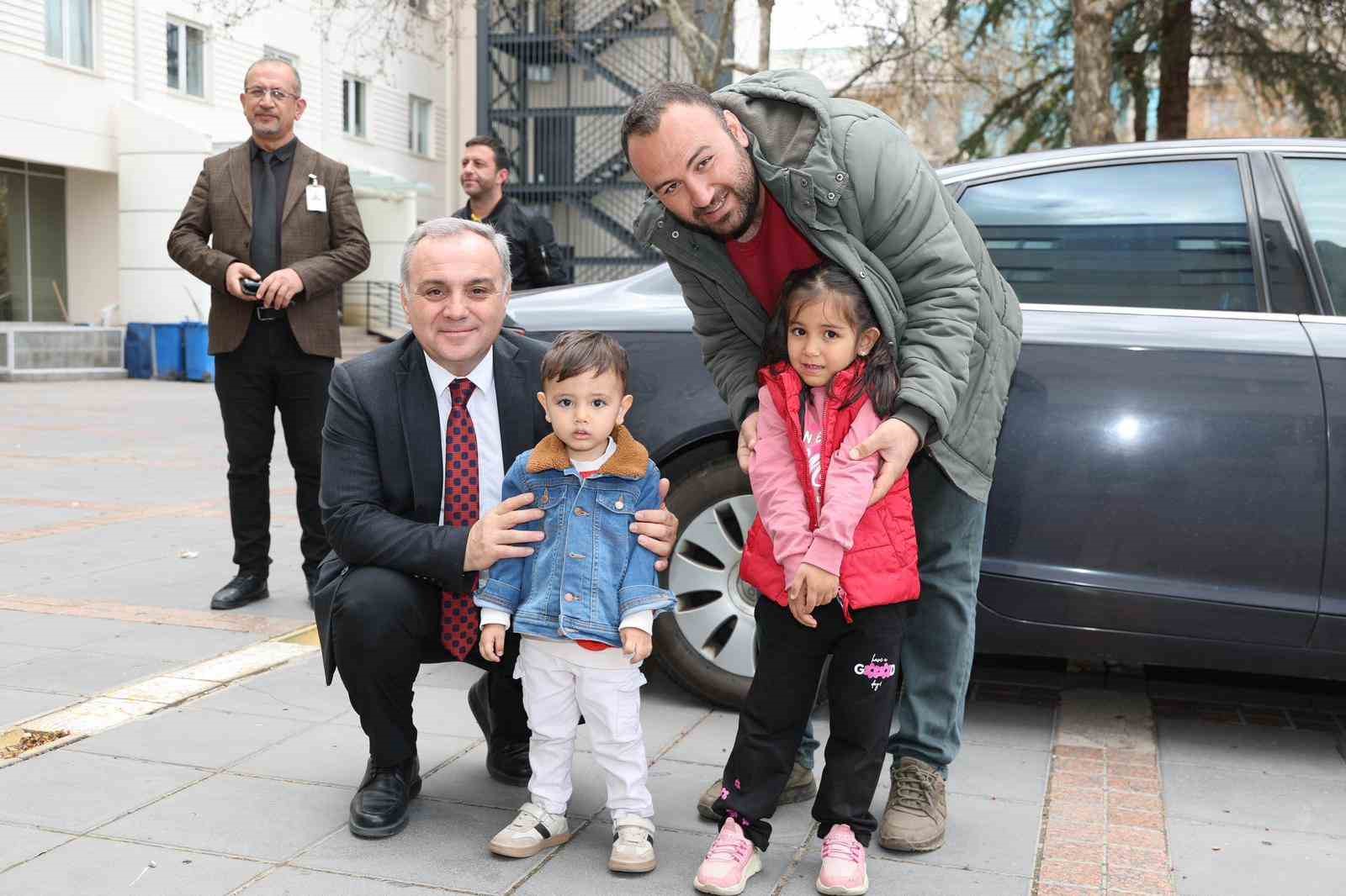 Rektör Prof. Dr. Altun’dan tedavi gören çocuklara 23 Nisan ziyareti
