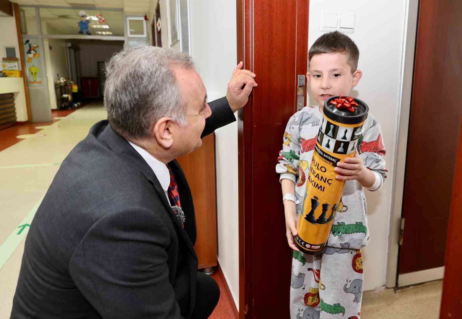 Rektör Prof. Dr. Altun’dan tedavi gören çocuklara 23 Nisan ziyareti
