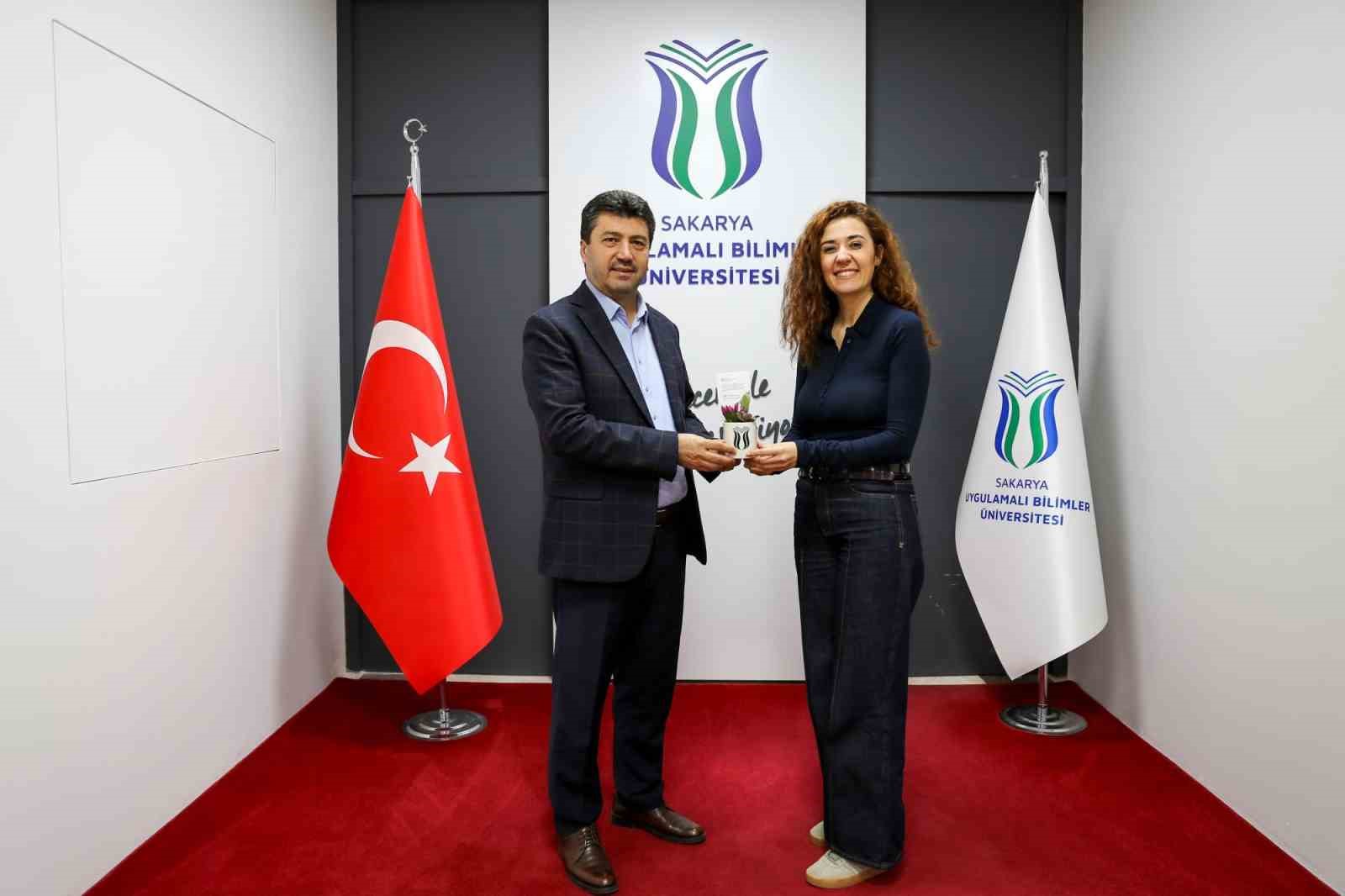 Rektör Sarıbıyık’tan kadın personele anlamlı kutlama
