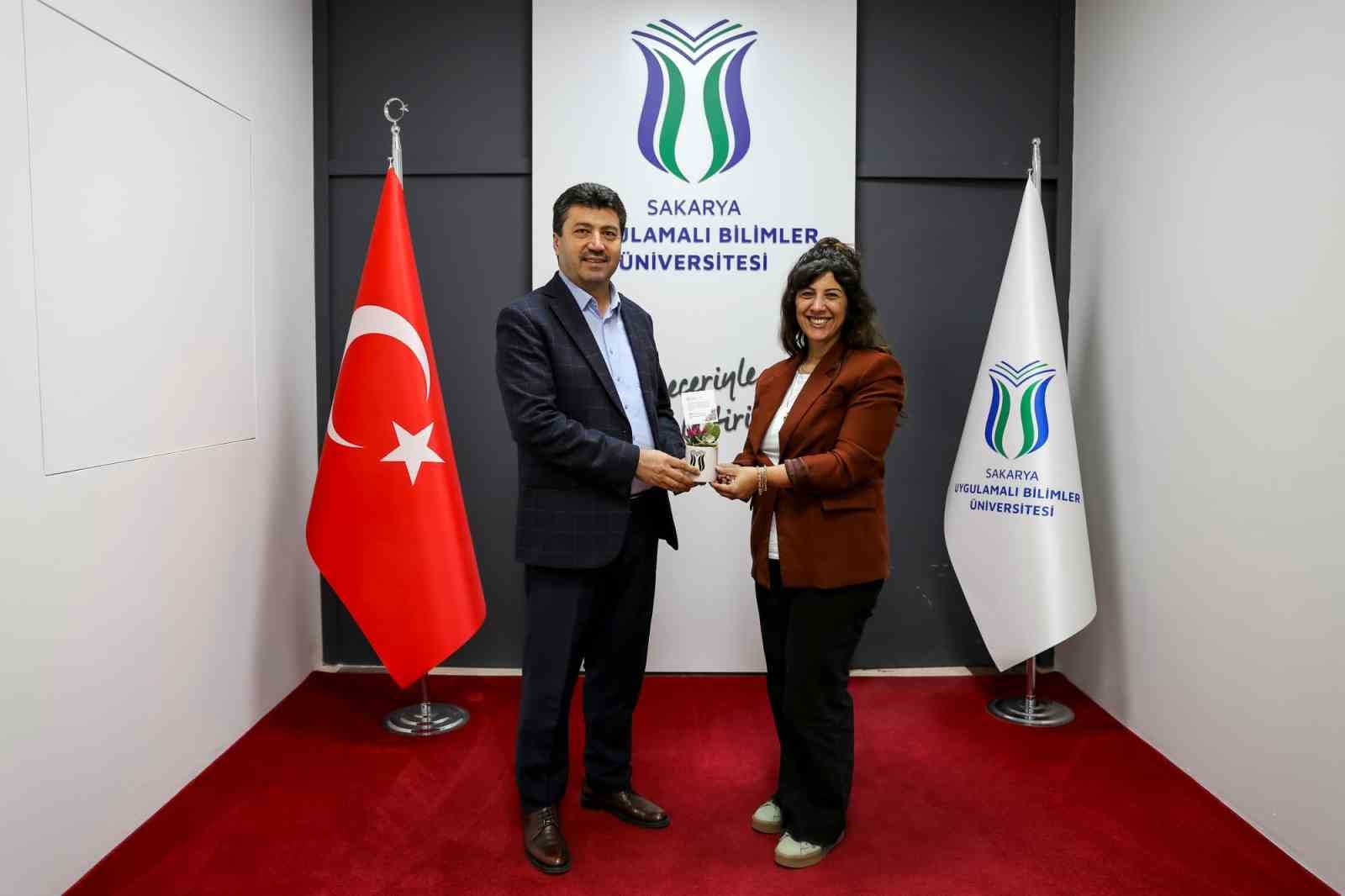 Rektör Sarıbıyık’tan kadın personele anlamlı kutlama
