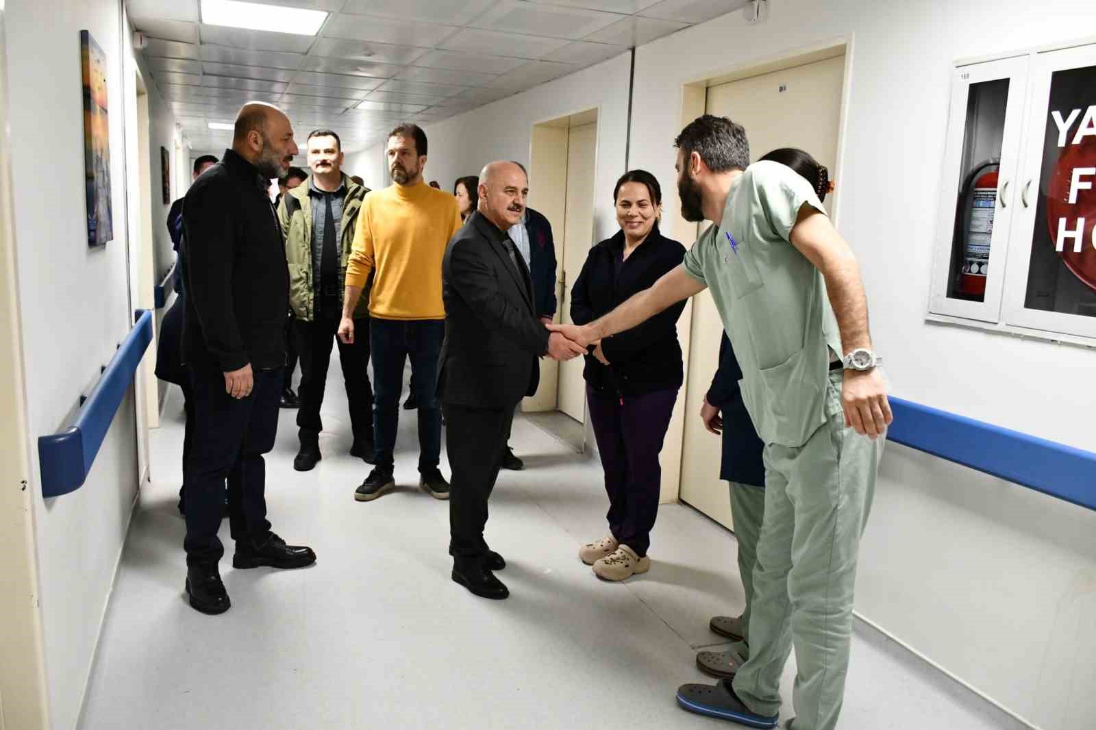 Rektör Sözbir sağlık çalışanları, hasta ve yakınları ile bayramlaştı
