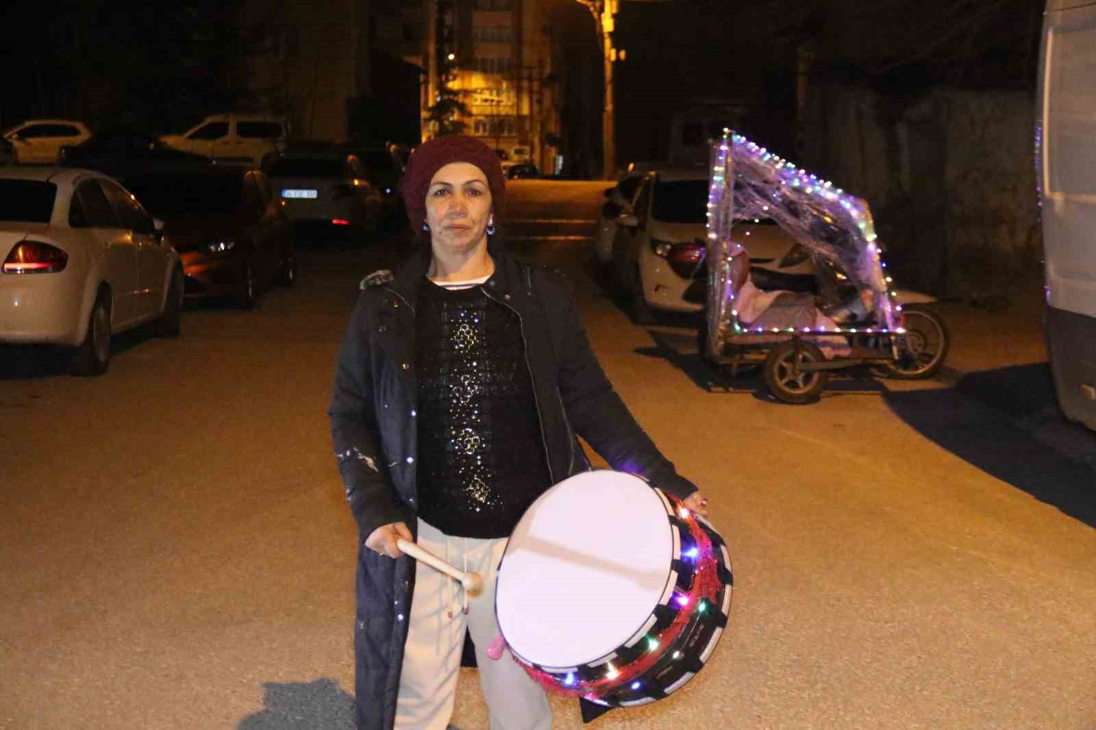 Rengarenk davulunu çalarak torununa ‘ışık’ olmak istiyor
