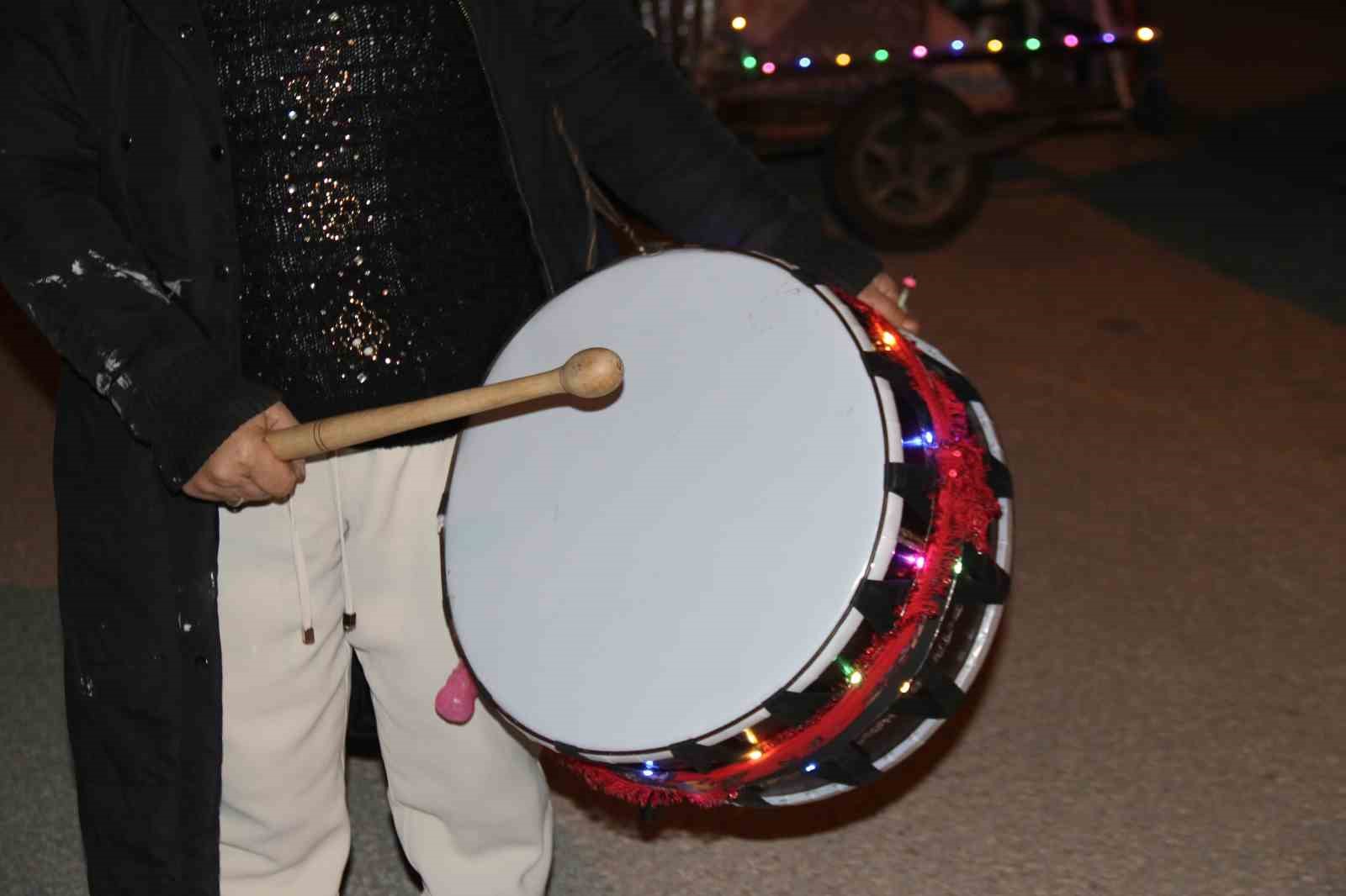 Rengarenk davulunu çalarak torununa ‘ışık’ olmak istiyor
