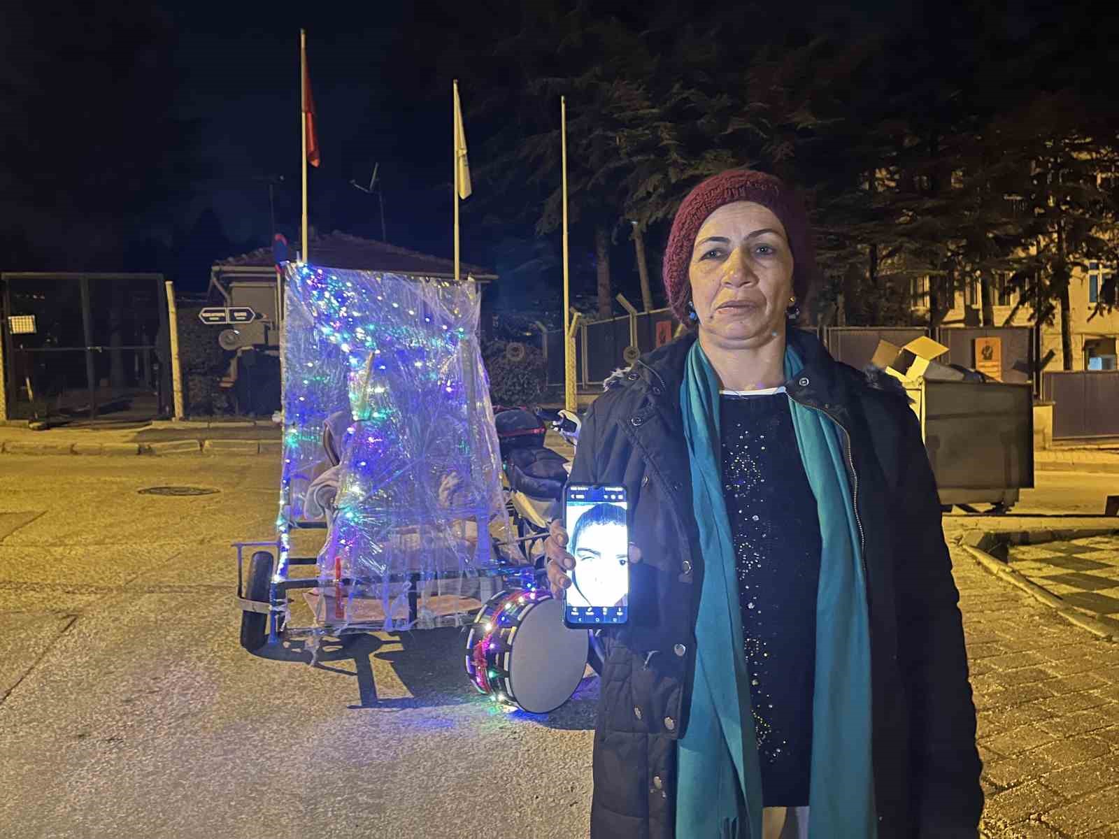 Rengarenk davulunu çalarak torununa ‘ışık’ olmak istiyor
