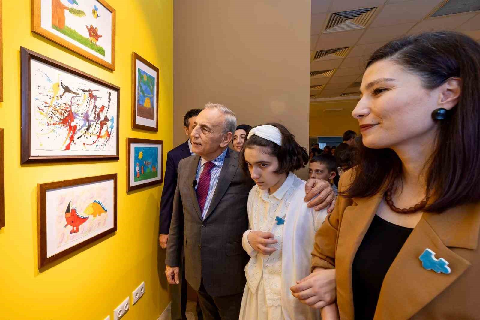 Renklerin diliyle farkındalık: Ayşegül’ün sergisi büyük ilgi gördü
Renklerin diliyle farkındalık: Ayşegül’ün sergisi büyük ilgi gördü