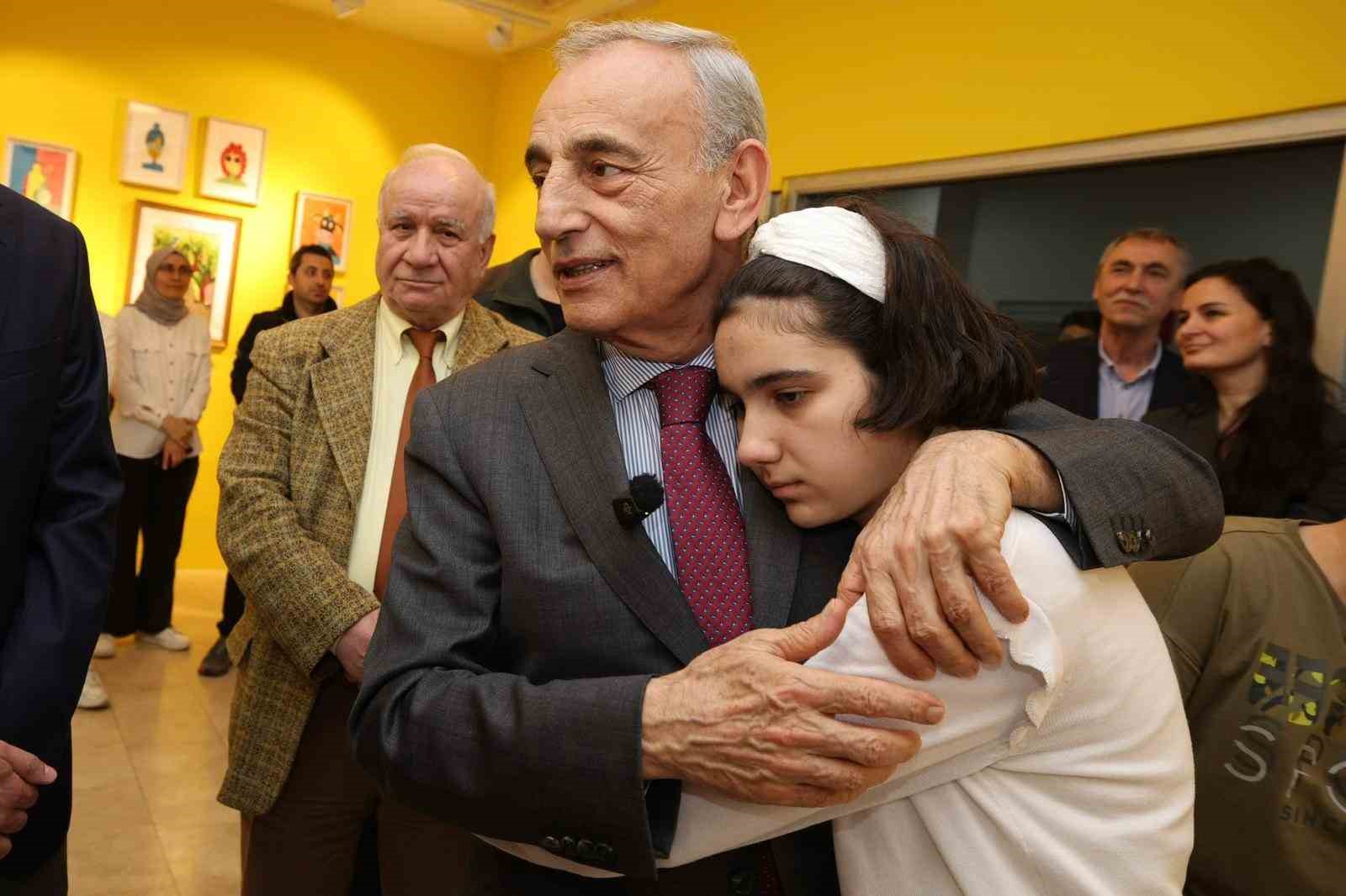 Renklerin diliyle farkındalık: Ayşegül’ün sergisi büyük ilgi gördü
Renklerin diliyle farkındalık: Ayşegül’ün sergisi büyük ilgi gördü