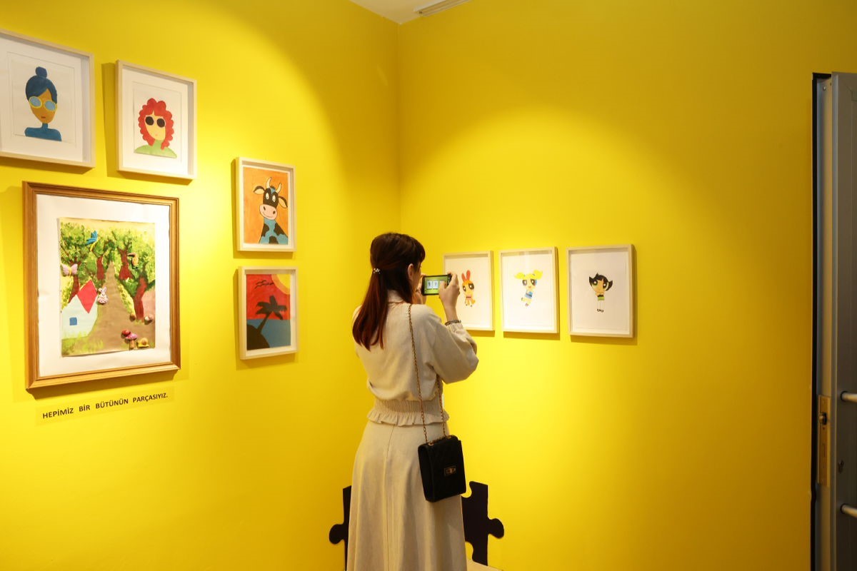 Renklerin diliyle farkındalık: Ayşegül’ün sergisi büyük ilgi gördü
Renklerin diliyle farkındalık: Ayşegül’ün sergisi büyük ilgi gördü