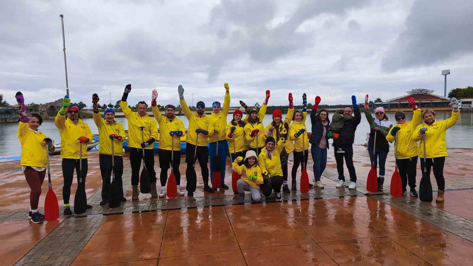 Renkli çoraplarla kürek çekip, Down sendromuna dikkat çektiler
