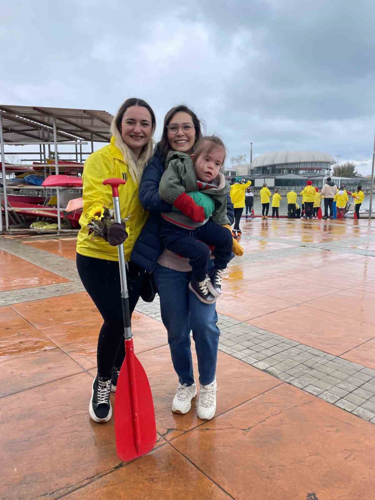 Renkli çoraplarla kürek çekip, Down sendromuna dikkat çektiler
