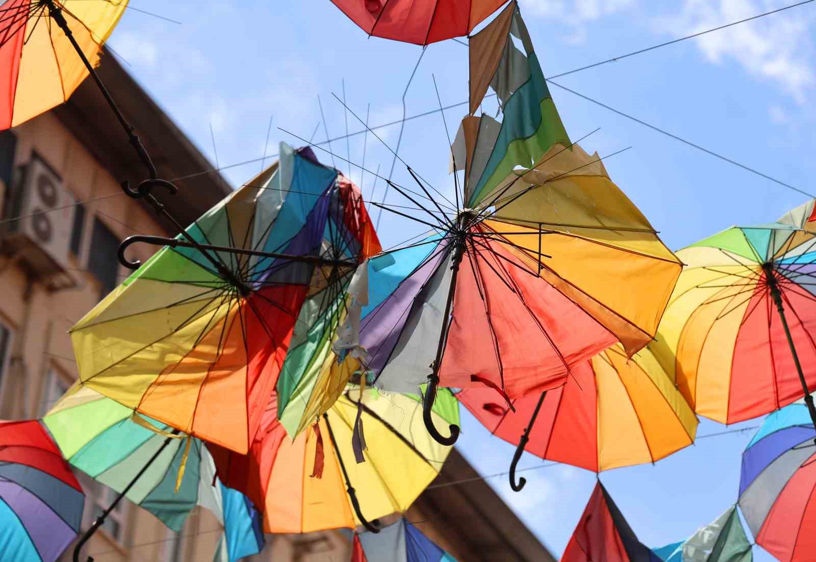 Renkli şemsiyelerle kaplı sokak, harabeye döndü

