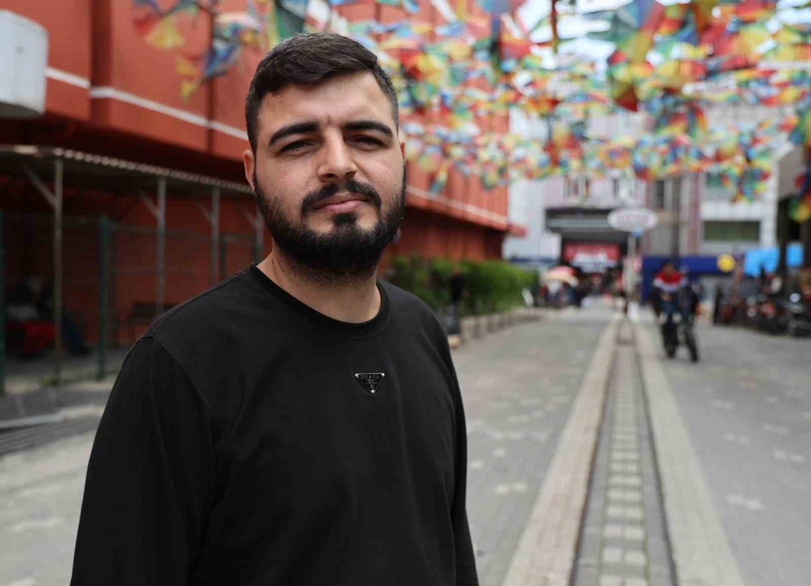 Renkli şemsiyelerle kaplı sokak, harabeye döndü
