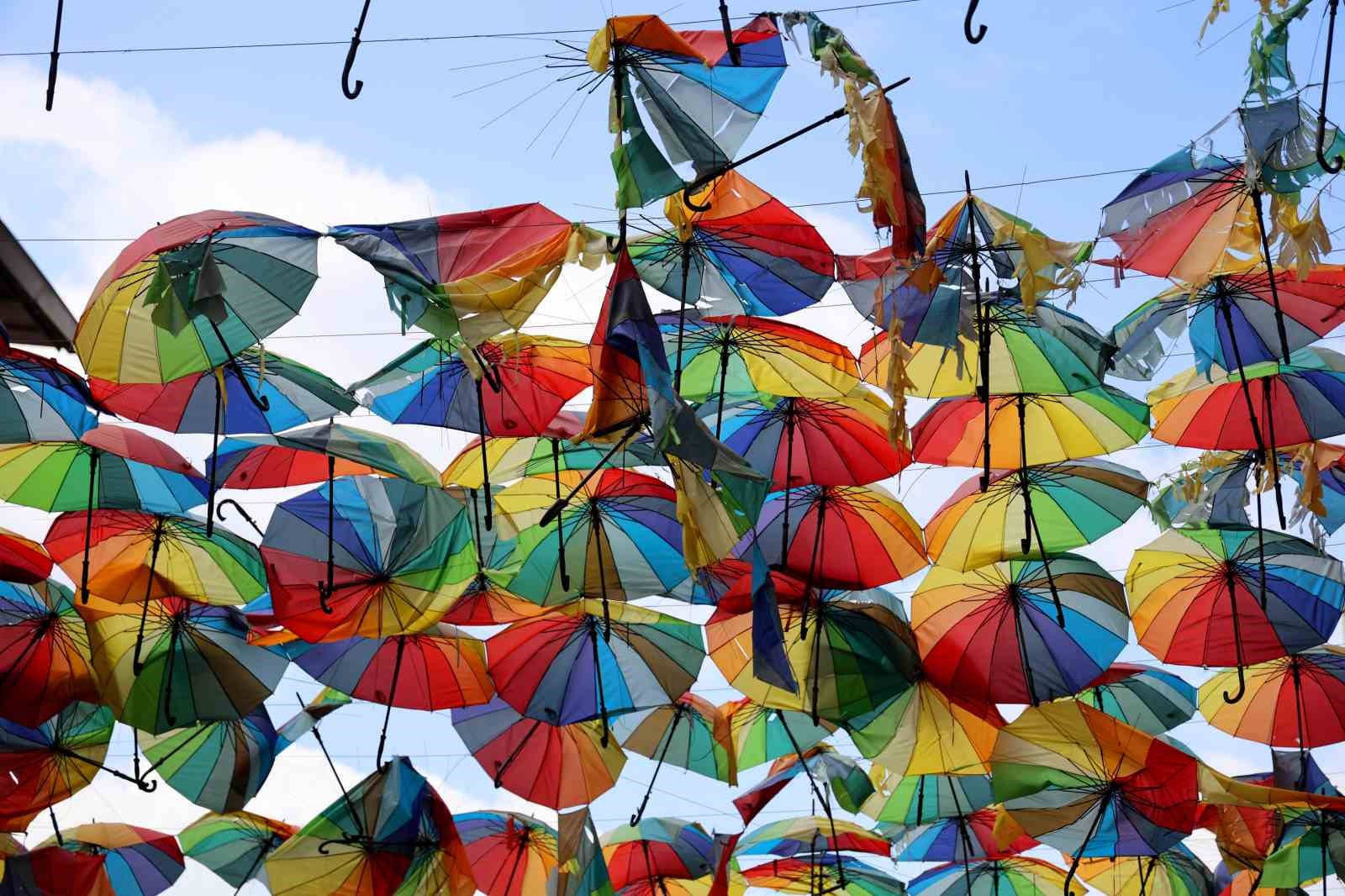 Renkli şemsiyelerle kaplı sokak, harabeye döndü

