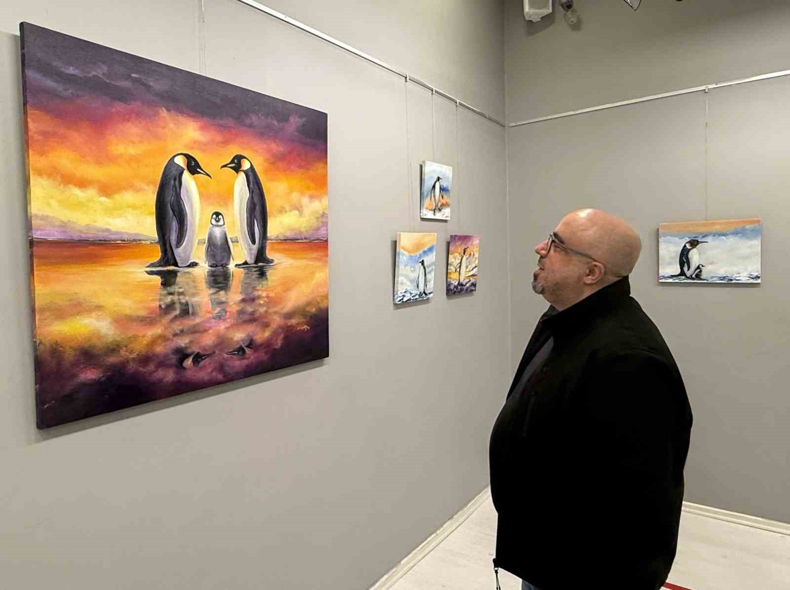 Ressam Cemil Candaş, "Sessizliğin renk dili" temalı sergi açtı
