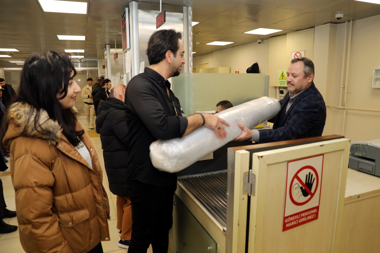 Ressam çift, Bakan Kurum’u halıya resmetti
Ressam çift, Bakan Kurum’u halıya resmetti