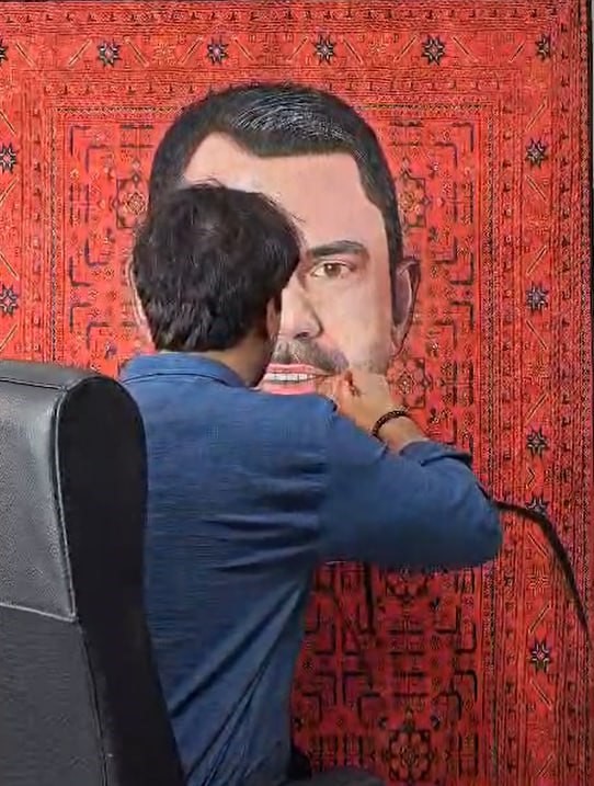 Ressam çift, Bakan Kurum’u halıya resmetti
Ressam çift, Bakan Kurum’u halıya resmetti