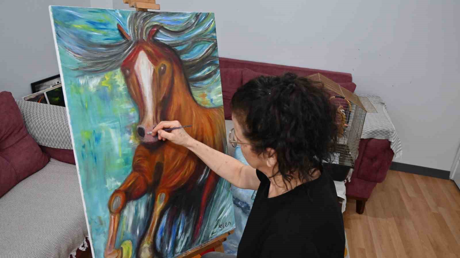 Ressamı depremde elinde tuttuğu fırça hayata bağladı
