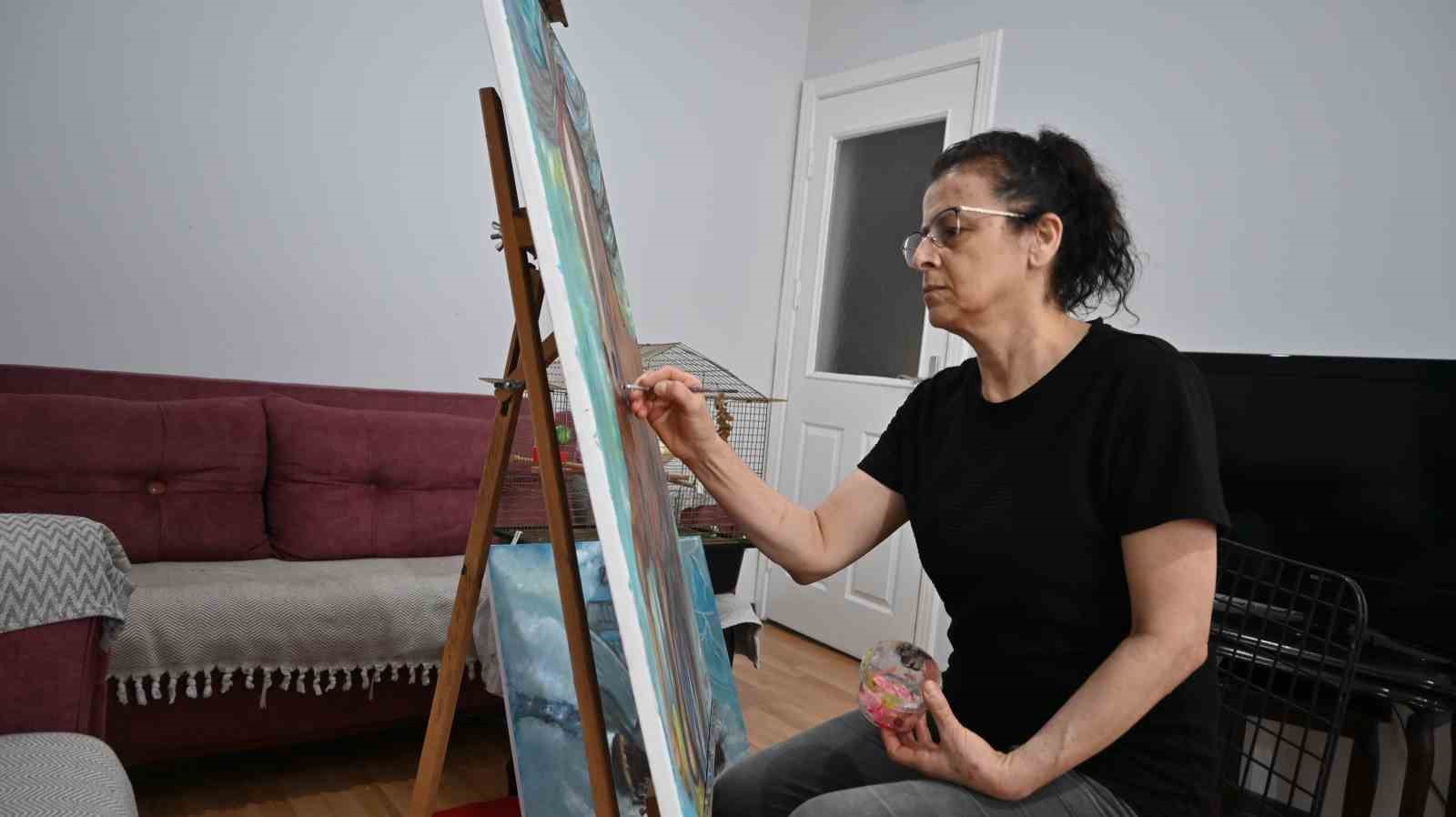 Ressamı depremde elinde tuttuğu fırça hayata bağladı
