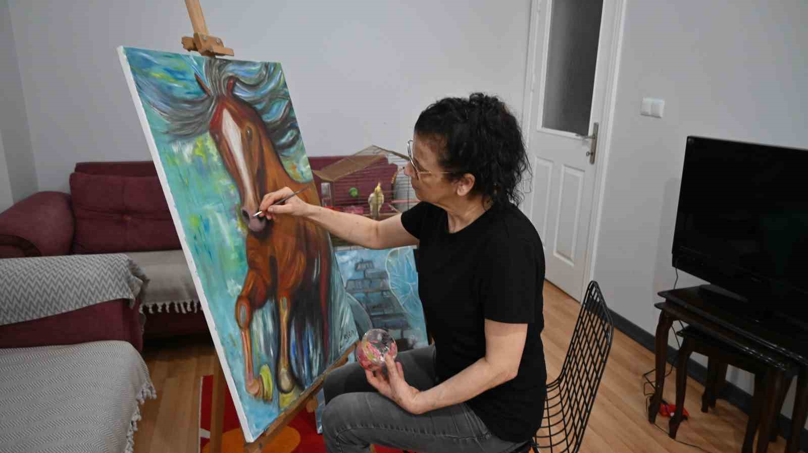 Ressamı depremde elinde tuttuğu fırça hayata bağladı
