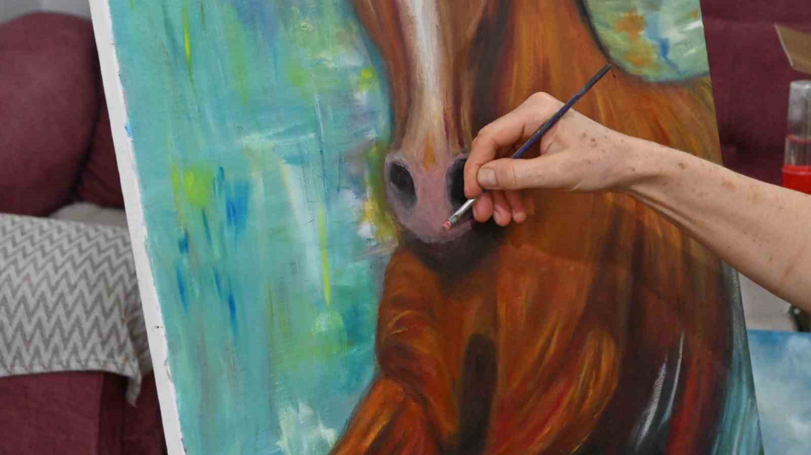 Ressamı depremde elinde tuttuğu fırça hayata bağladı
