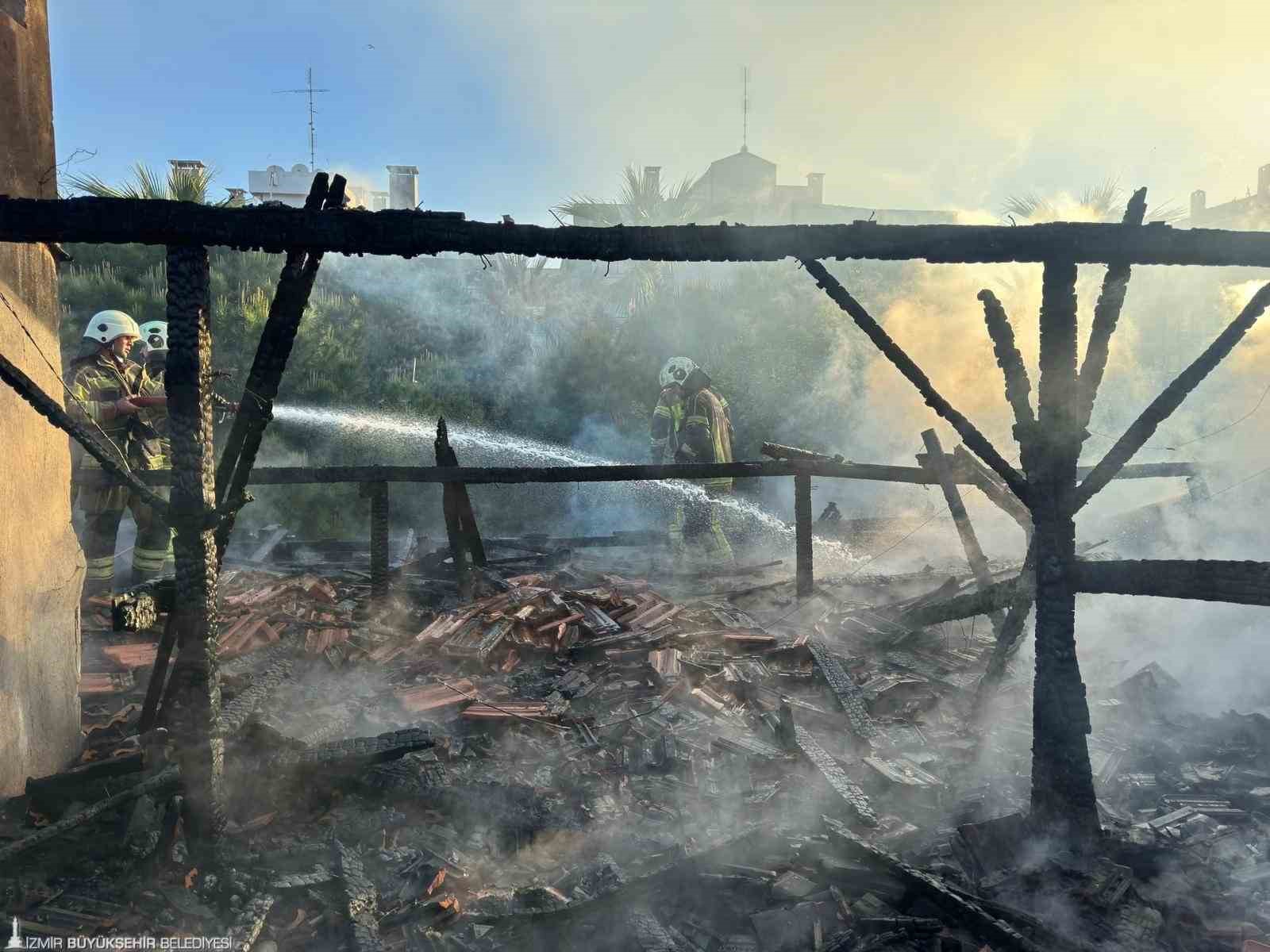 Restoran çatısı alevlere teslim oldu
