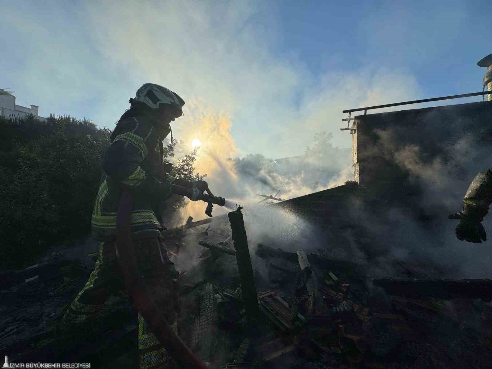Restoran çatısı alevlere teslim oldu
