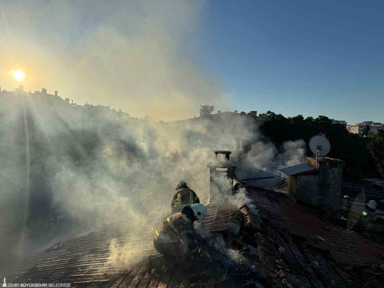 Restoran çatısı alevlere teslim oldu
