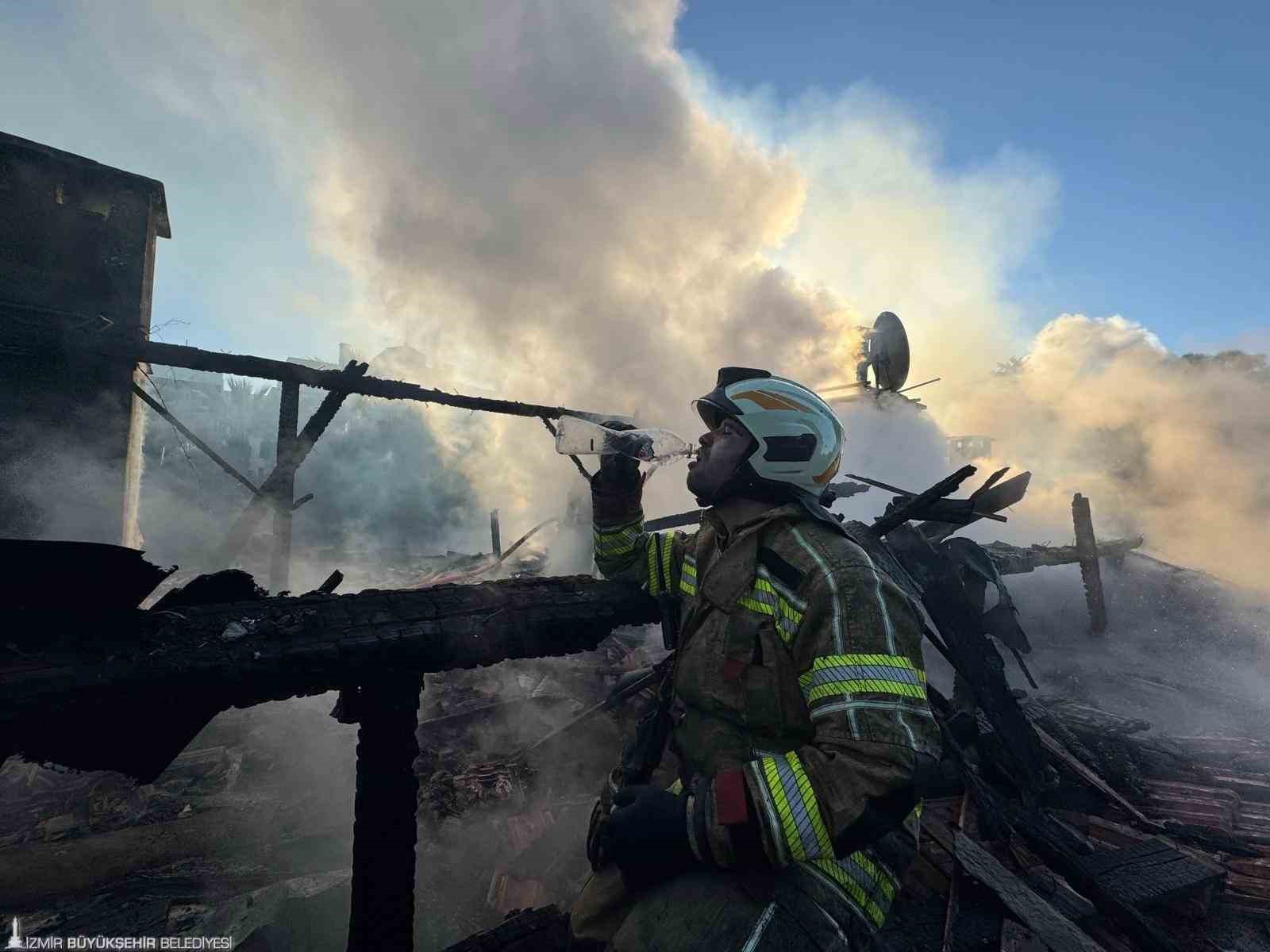 Restoran çatısı alevlere teslim oldu
